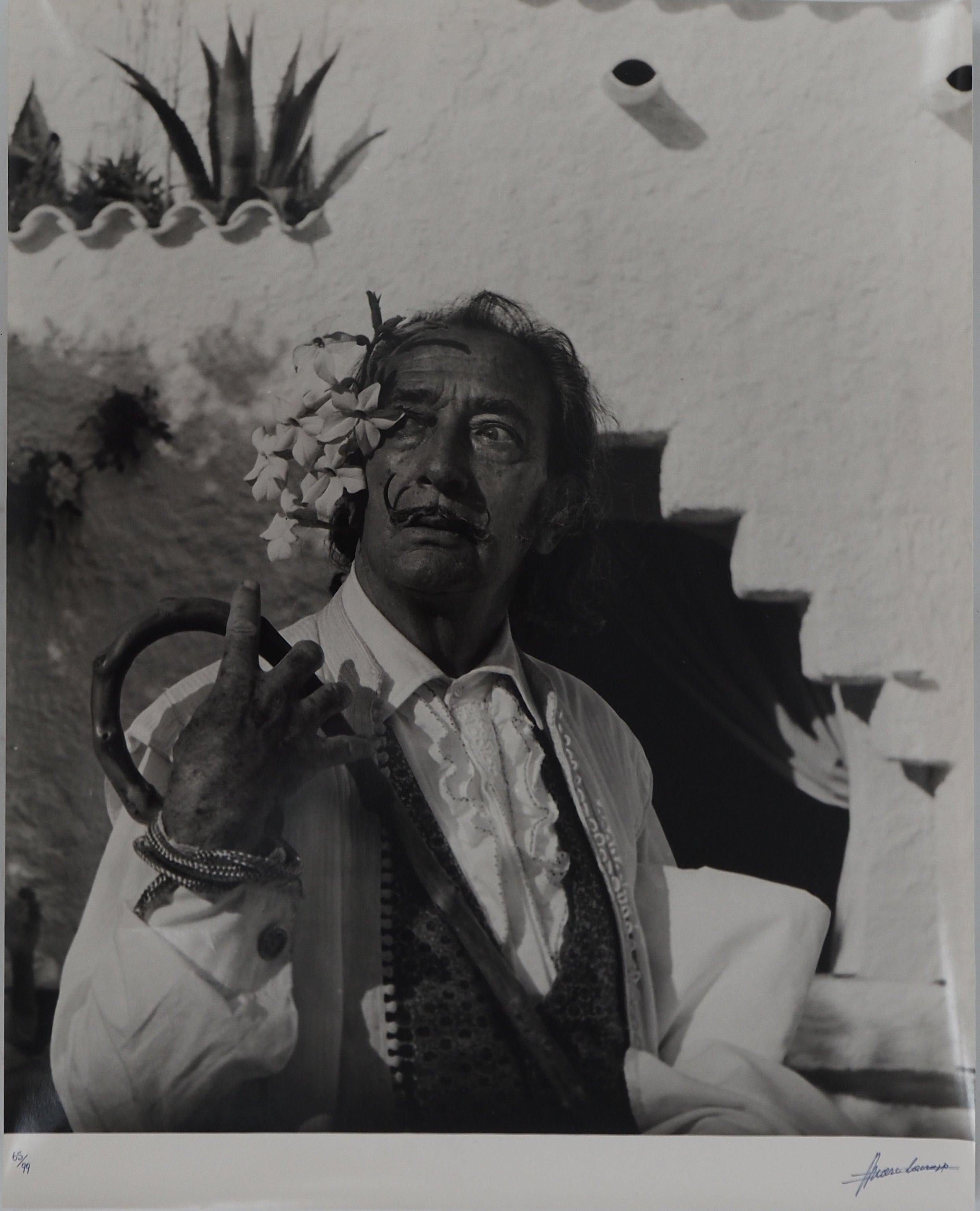 Dalí con i fiori bianchi - Fotografia originale alla gelatina d'argento, firmata