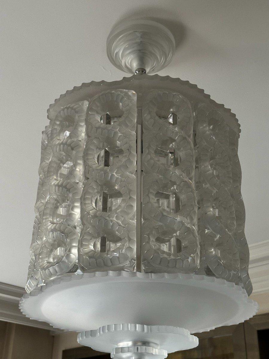 MARC LALIQUE (1900-1977)
Seville, the model created around 1948
Large twelve-element suspension lamp.
Proof in moulded-pressed and partly satin-finished crystal.
Mounted in silver chromed metal.
Complete with clamp cover and lower end in