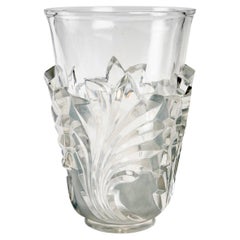 Marc Lalique Vase Surcouf mit Blättern aus klarem und mattiertem Kristall mit blau-grauer Patina