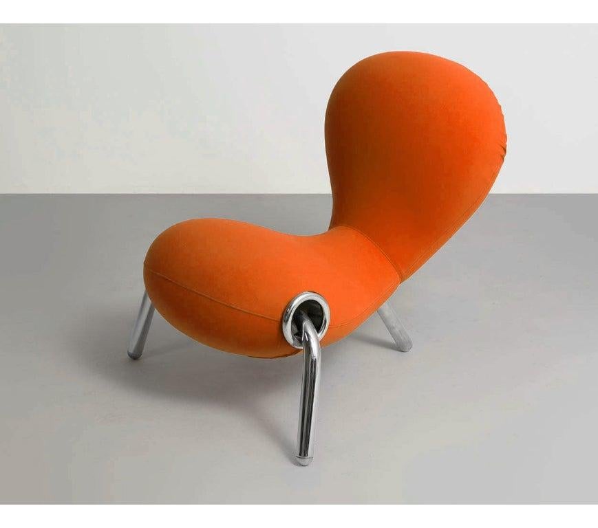 Conçue par Marc Newson, la chaise Embryo a trois pieds et une structure en acier chromé rembourrée de mousse polyuréthane moulée. La housse fixe en tissu bi-élastique est disponible en blanc, noir, orange, jaune et turquoise. 

Structure : Métal