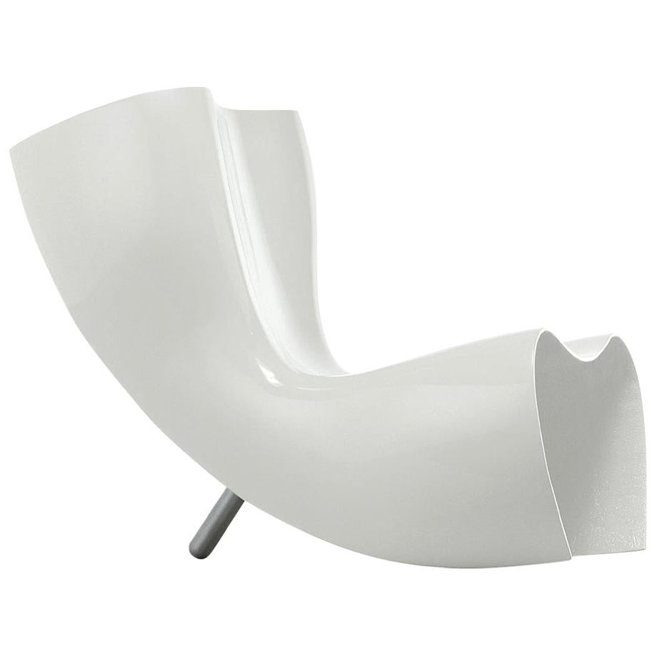 Une explosion de vitalité : La chaise Felt de Marc Newson possède une coque en fibre de verre renforcée qui peut être vernie avec une finition brillante dans une vaste gamme de couleurs : orange, rouge, bleu, blanc ou noir. Le support arrière du