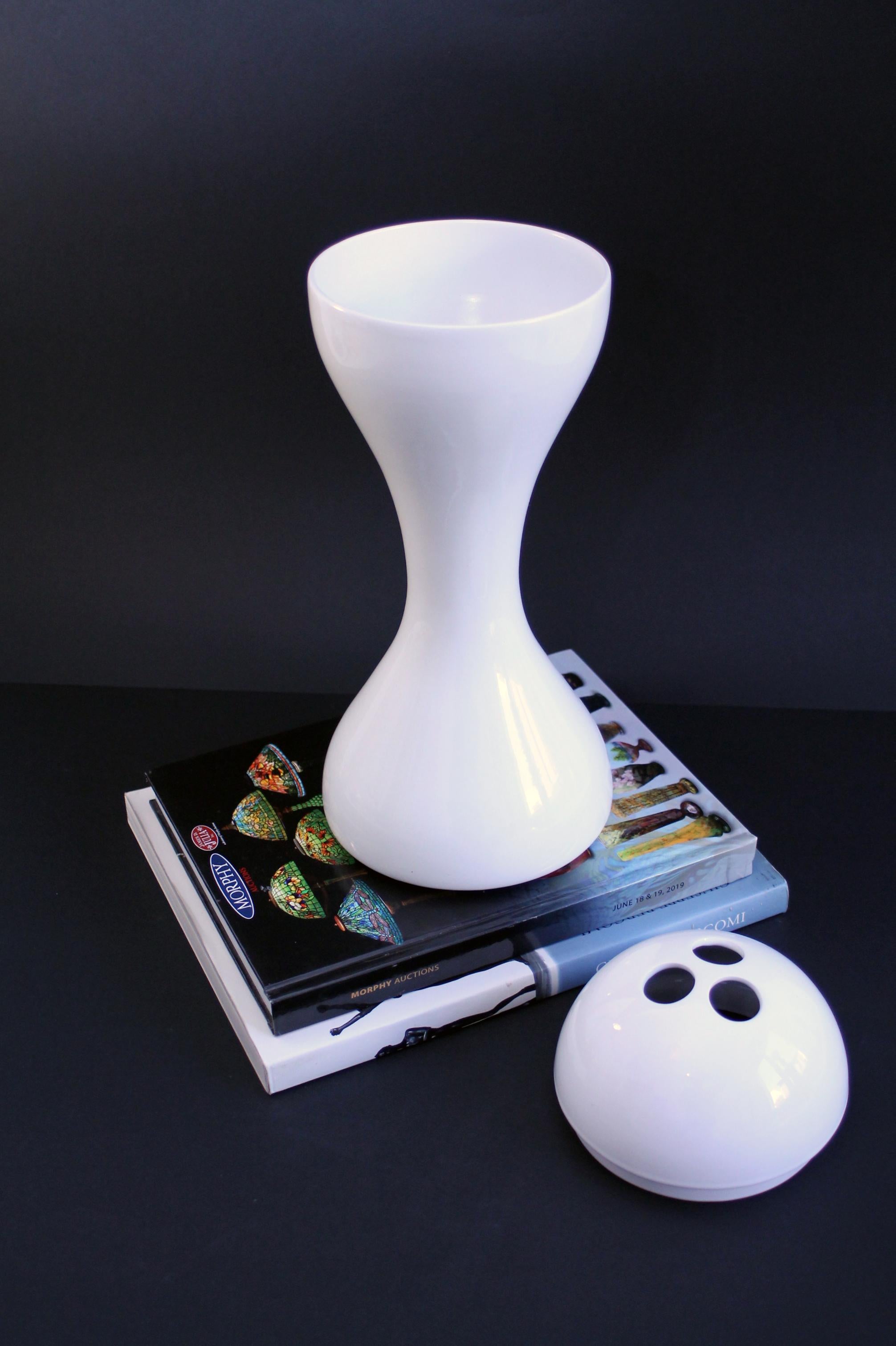 Conçue en 1989 par Marc Newson 
(1992) Série Orgone avec une configuration unique - Céramique blanche
Dimensions : Ø 14cm x 40cm de hauteur 
Poids : 3kgs (6 livres CIRCA)
Fabriqué en Italie par Cappellini
Condition : Condit, comme