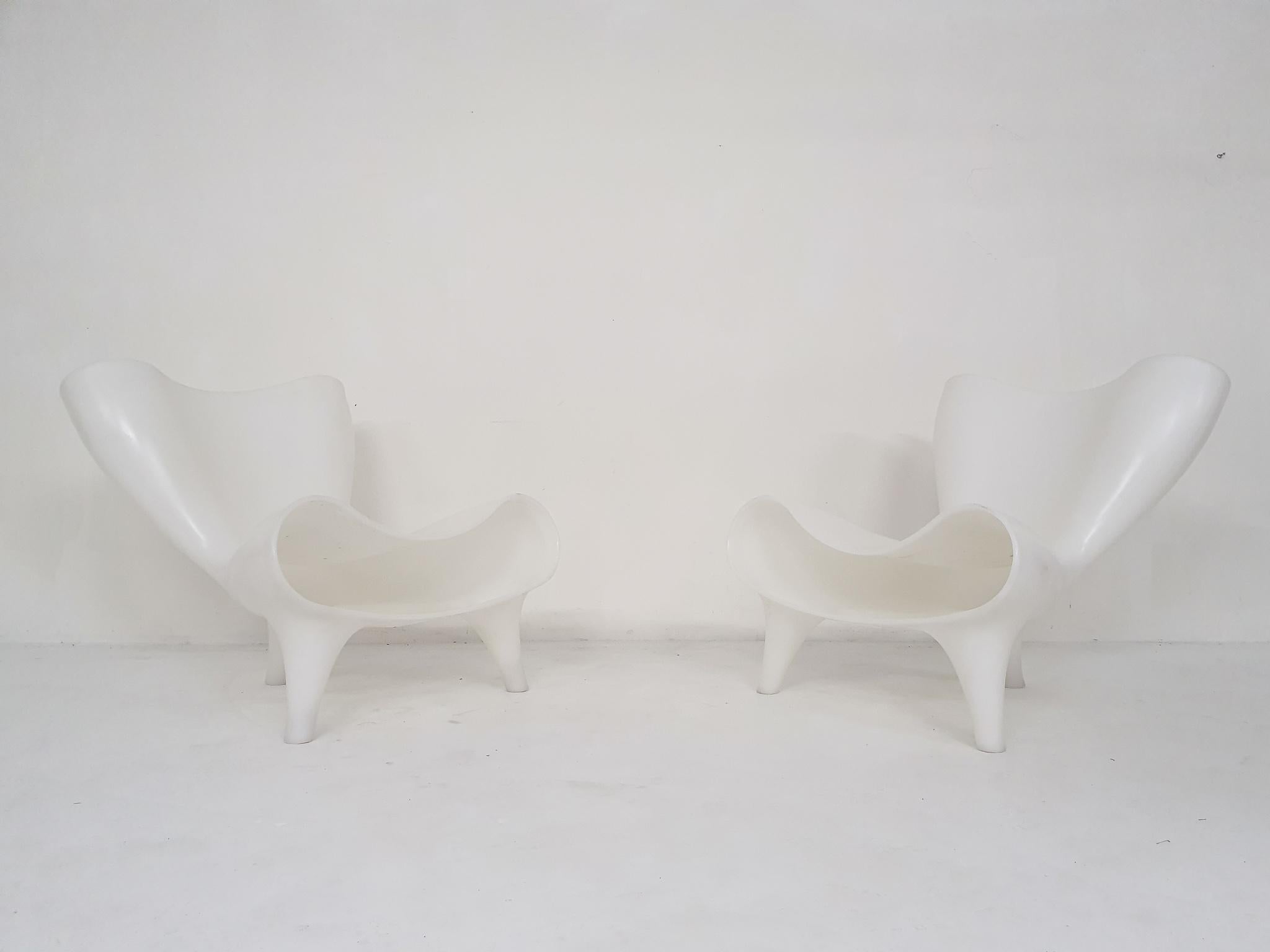 Set of two white fiberglass lounge chairs by Marc Newson for Cappellini, manufactured in 2017.
Some traces consistent with age and use.
Marked at the bottom.