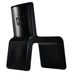 Marc Newson: Stuhl „Kiss the Future“ aus schwarz geformtem Polypropylen 
