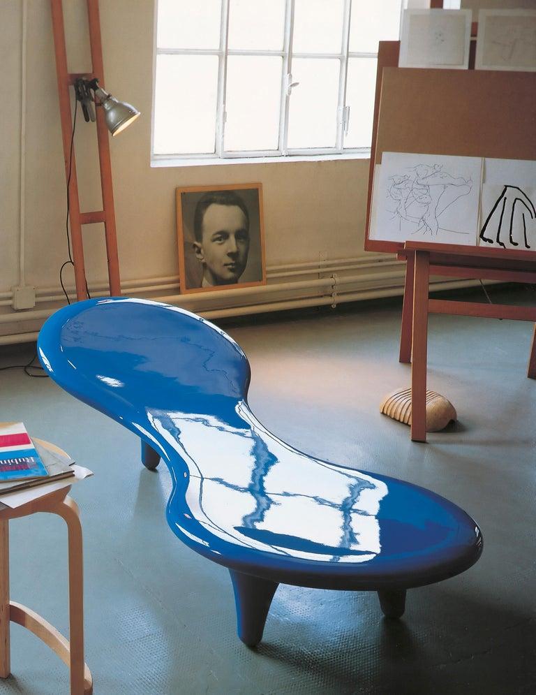 Convenant également à une utilisation en extérieur, le banc Orgone a été conçu par Marc Newson. Cette chaise longue aux lignes fluides est entièrement réalisée en fibre de verre laquée brillante. La palette de couleurs disponibles comprend : orange,