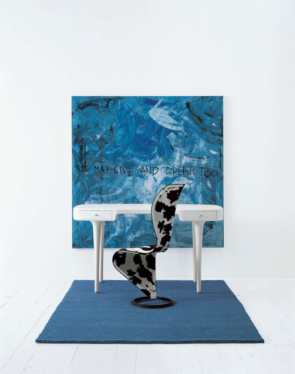 Conçue par Marc Newson, la table Riga est un bureau en bois laqué Mat (dans toutes les couleurs de la collection) avec des pieds en hêtre massif. Les pieds et les boutons sont en aluminium anodisé naturel. Structure : panneaux de conglomérat de