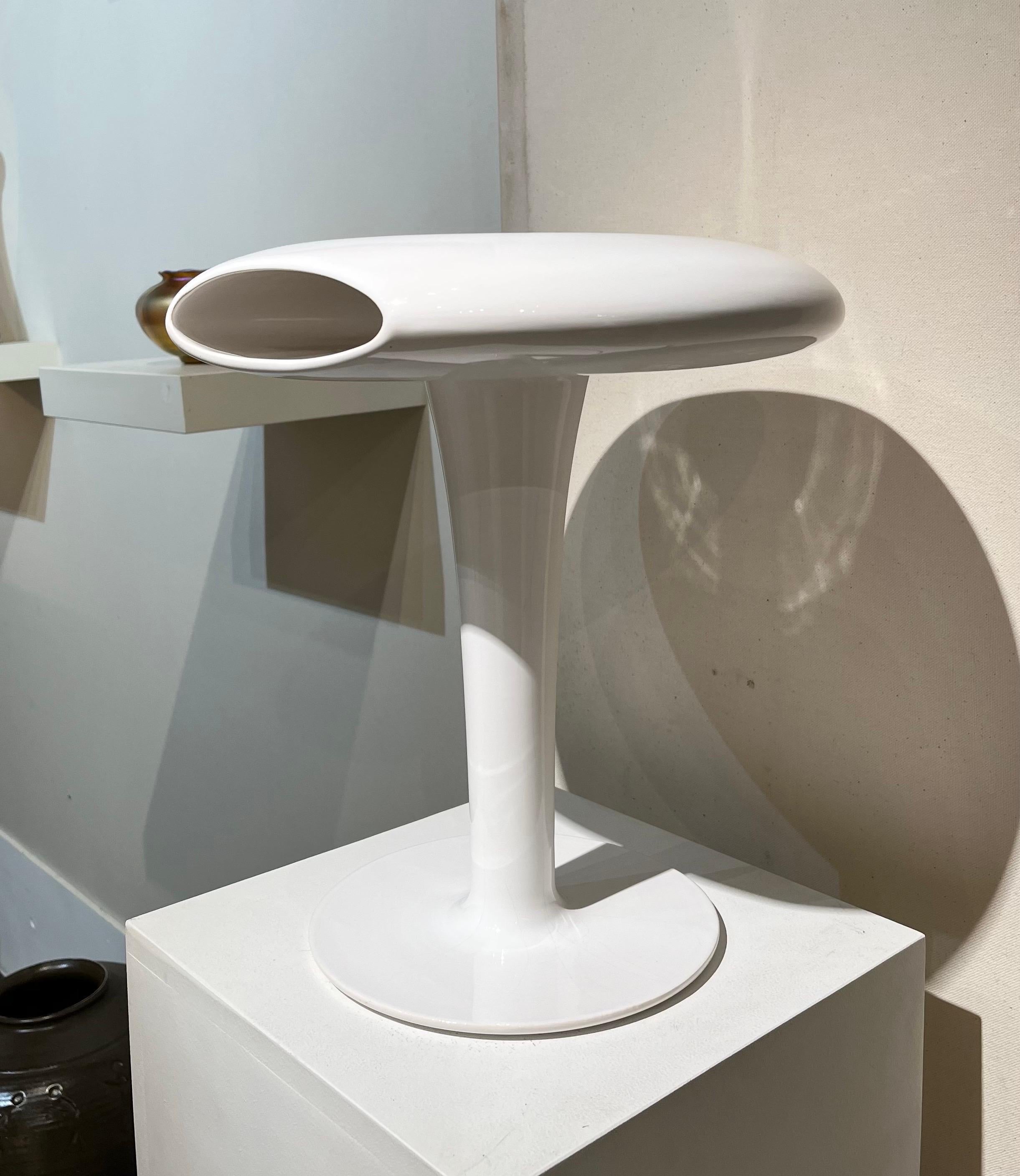 Jarrón de cerámica esmaltada blanca, modelo Sci-Fi, de Marc Newson para Cor Unum Ceramics & Art, Países Bajos 1993.