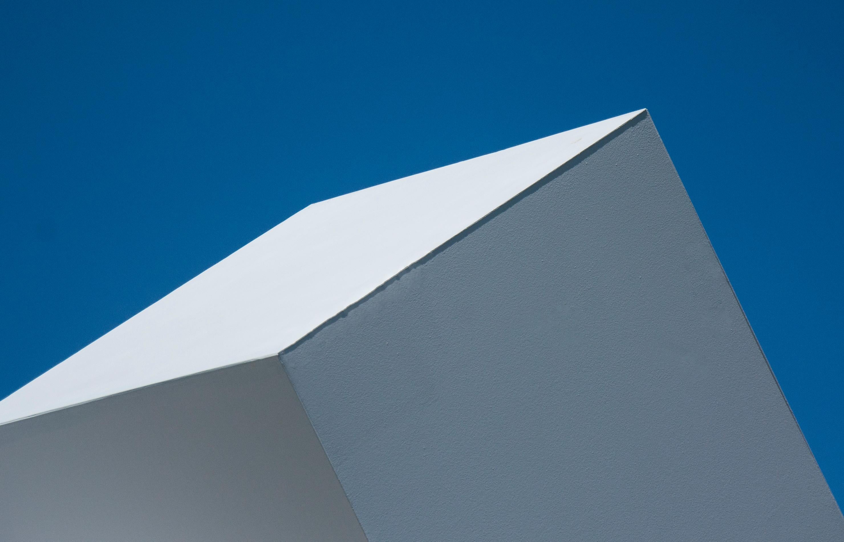 Chutes des Cubes (eau blanche), (commission) - sculpture abstraite, extérieure - Bleu Abstract Sculpture par Marc Plamondon