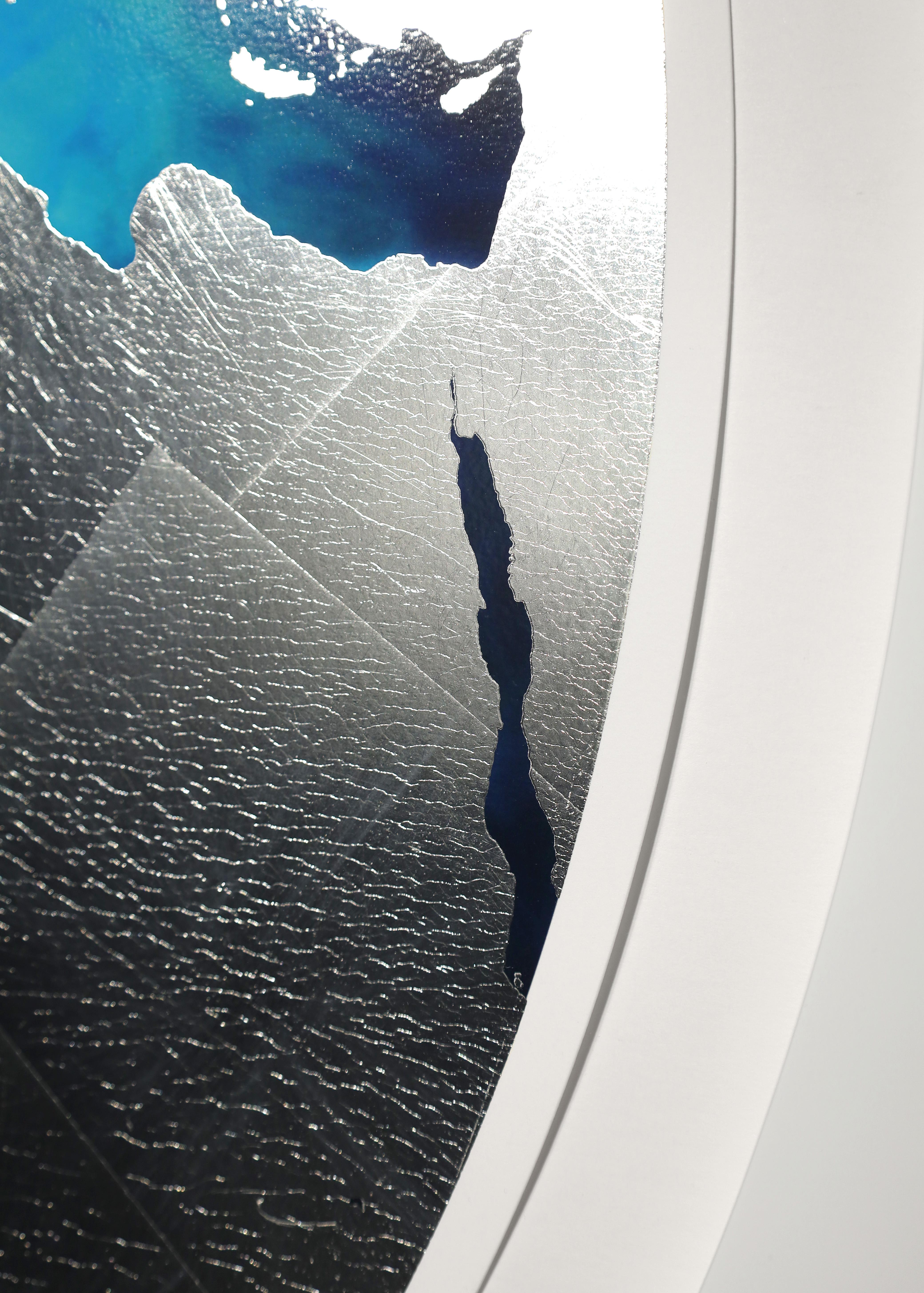 Écran d'art avec feuille d'argent, « Rain Earth », 2023 - Print de Marc Quinn
