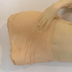 Ragazza con occhiali Mark Sijan scultura in ceramica realistica