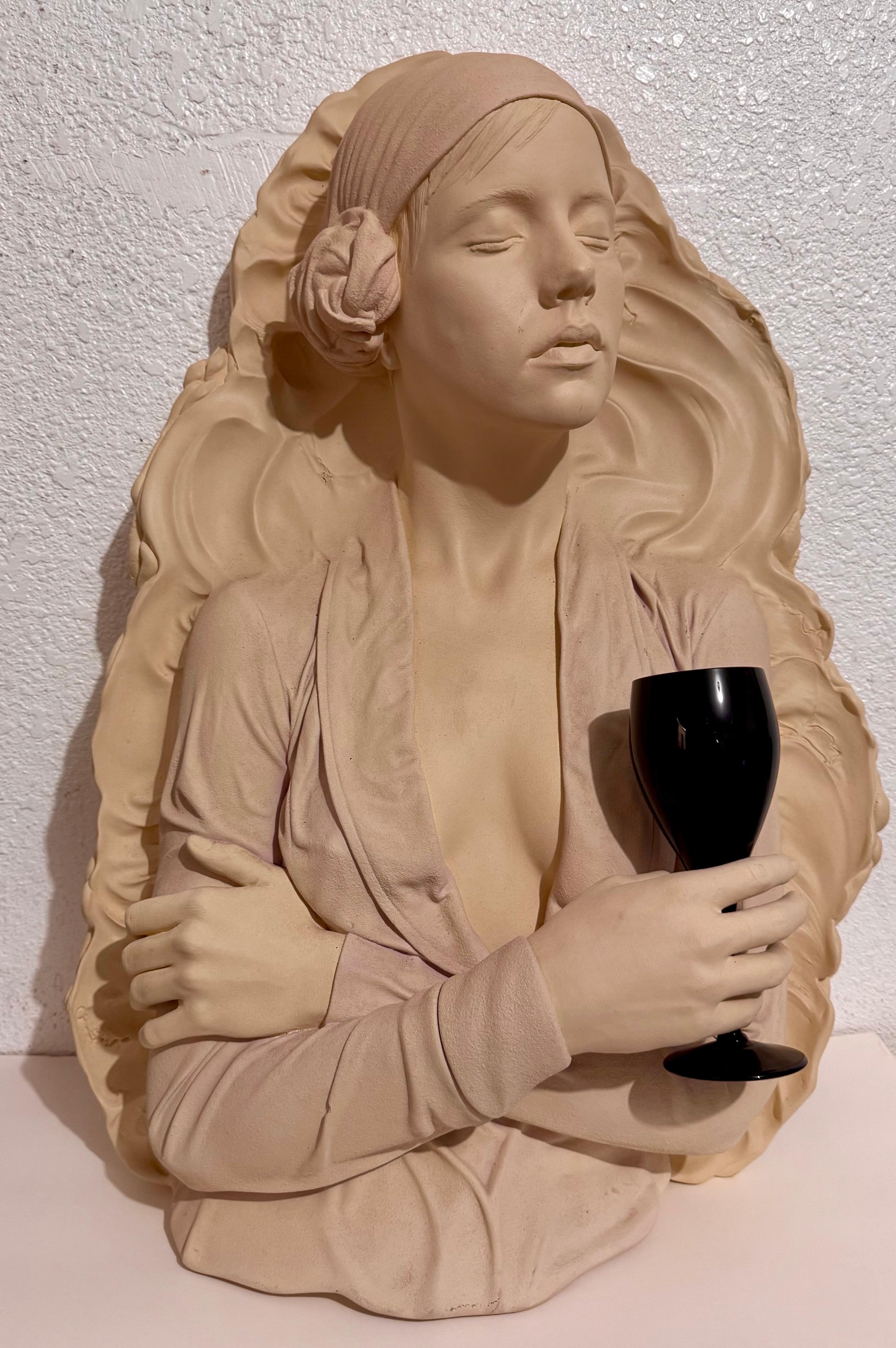 Marc Sijan Hyperrealistische Contemporary Gipsskulptur Frau und Champagnerglas im Angebot 1