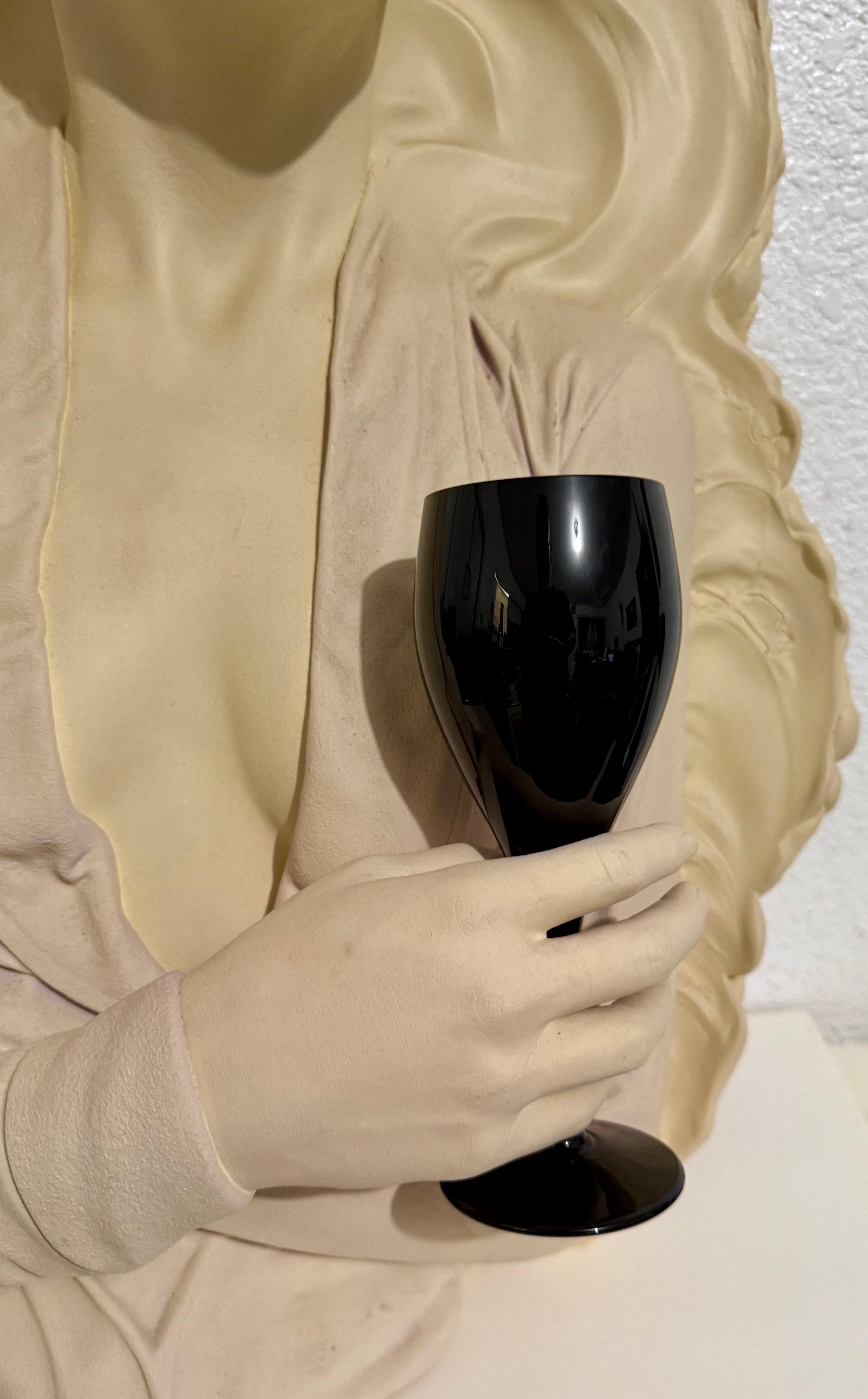 Marc Sijan Hyperrealistische Contemporary Gipsskulptur Frau und Champagnerglas im Angebot 2