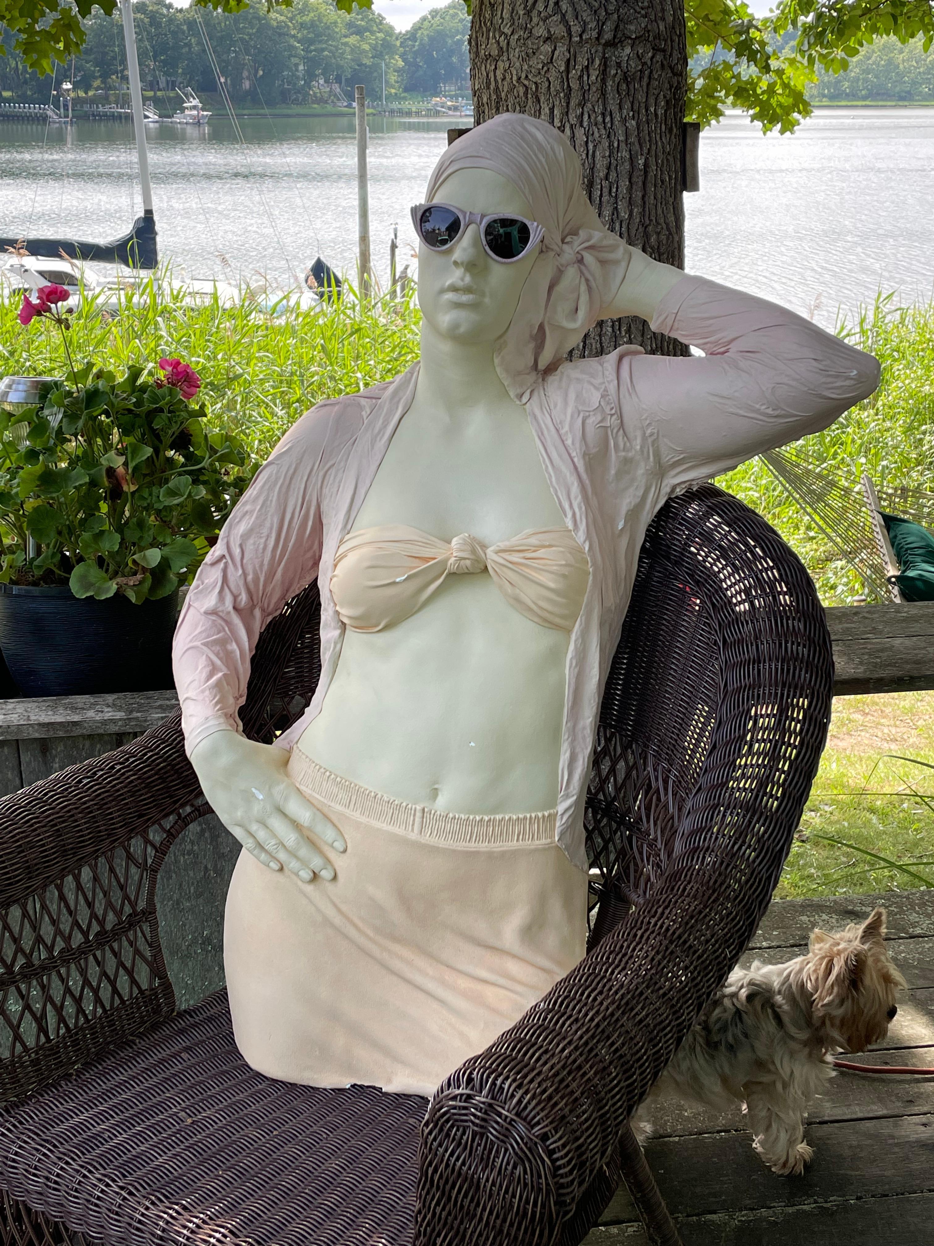 Marc Sijans Mädchen mit Brille  Lifelike Keramik-Skulptur  (amerikanisch) im Angebot