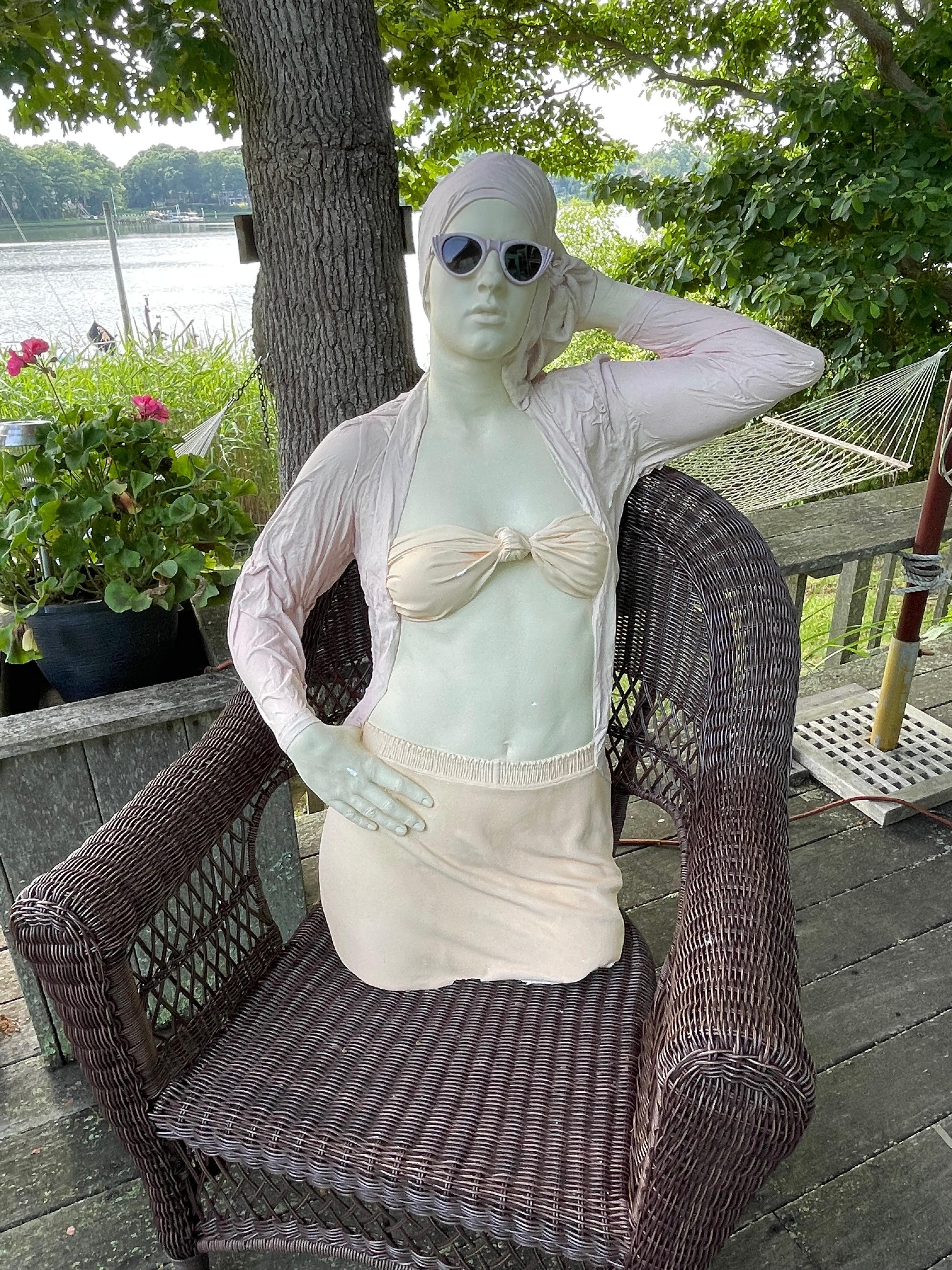 Marc Sijans Mädchen mit Brille  Lifelike Keramik-Skulptur  (Ende des 20. Jahrhunderts) im Angebot