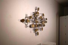 Marc Weinstein Crea Escultura de Pared de Metal Estilo Brutalista Moderno de Mediano Siglo