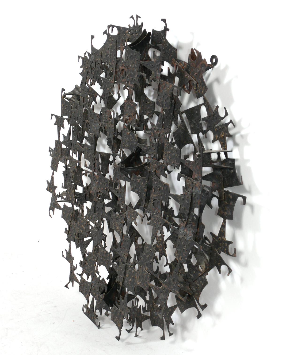 Sculpture murale tridimensionnelle en forme d'étoile, réalisée par Marc Weinstein, américain, vers les années 1960. Il mesure un diamètre impressionnant de 31 pouces et une profondeur de 5 pouces, car il est constitué de plusieurs couches. Conserve