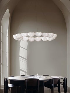 Lustre rond à hémisphère de Marc Wood, grand, lumière de luxe, laiton et albâtre