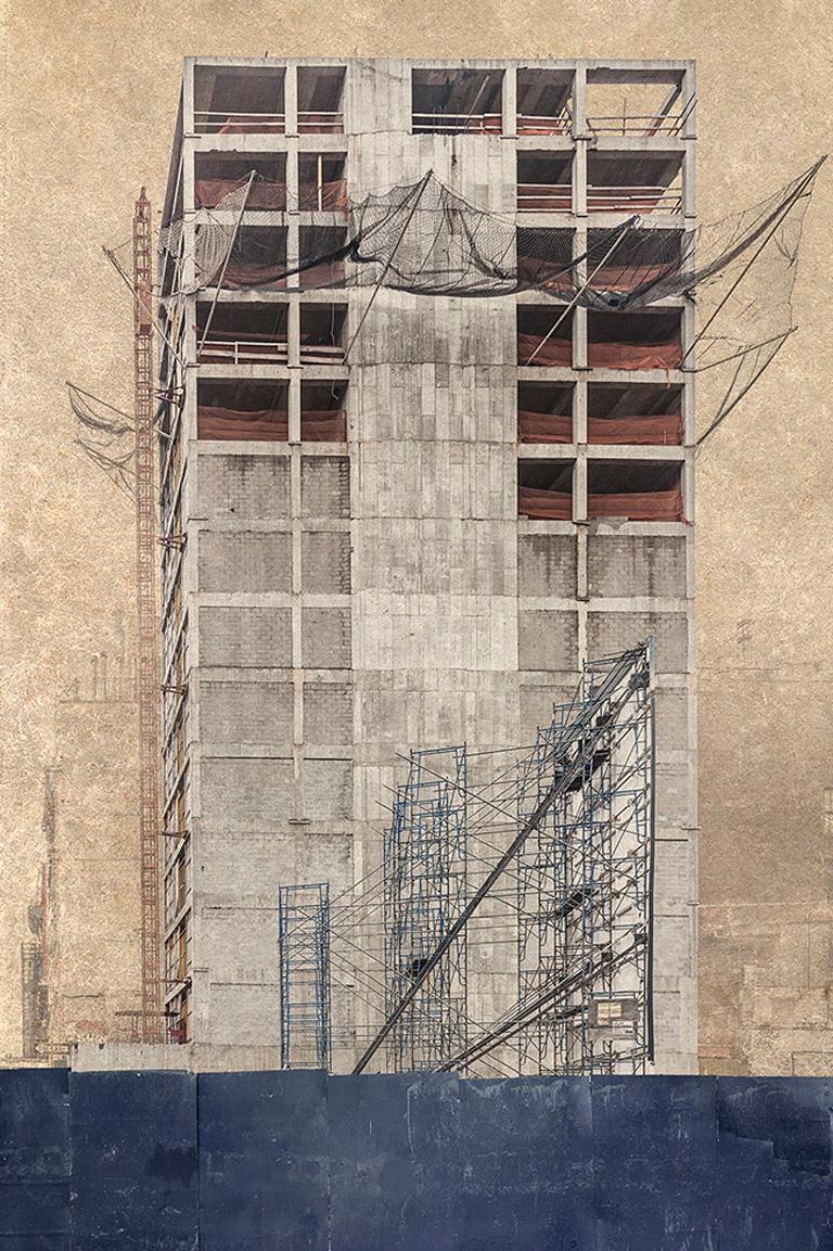 Marc Yankus Color Photograph – Gebäude unter Bauarbeiten