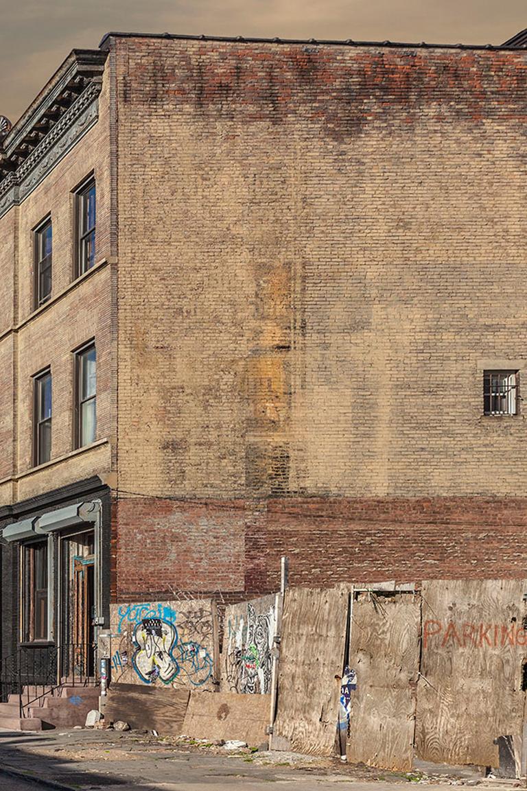 Marc Yankus Color Photograph – Bushwick-Café