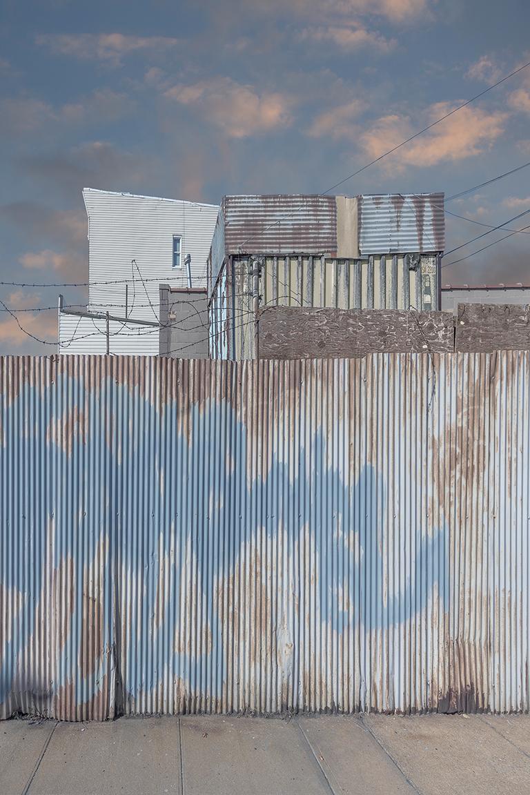 Color Photograph di Marc Yankus - Recinzione a Greenpoint