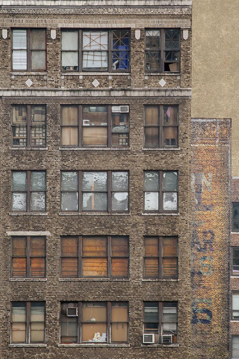 Color Photograph Marc Yankus - De nombreuses fenêtres de Chelsea