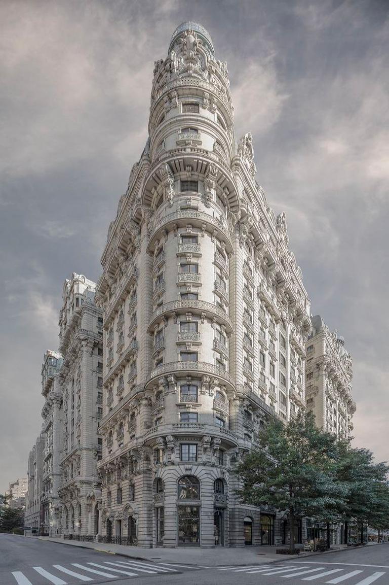 Marc Yankus Color Photograph – The Ansonia