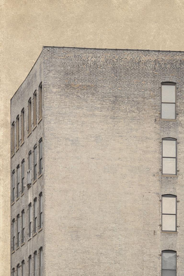 Color Photograph de Marc Yankus - Edificio Ocre Amarillo