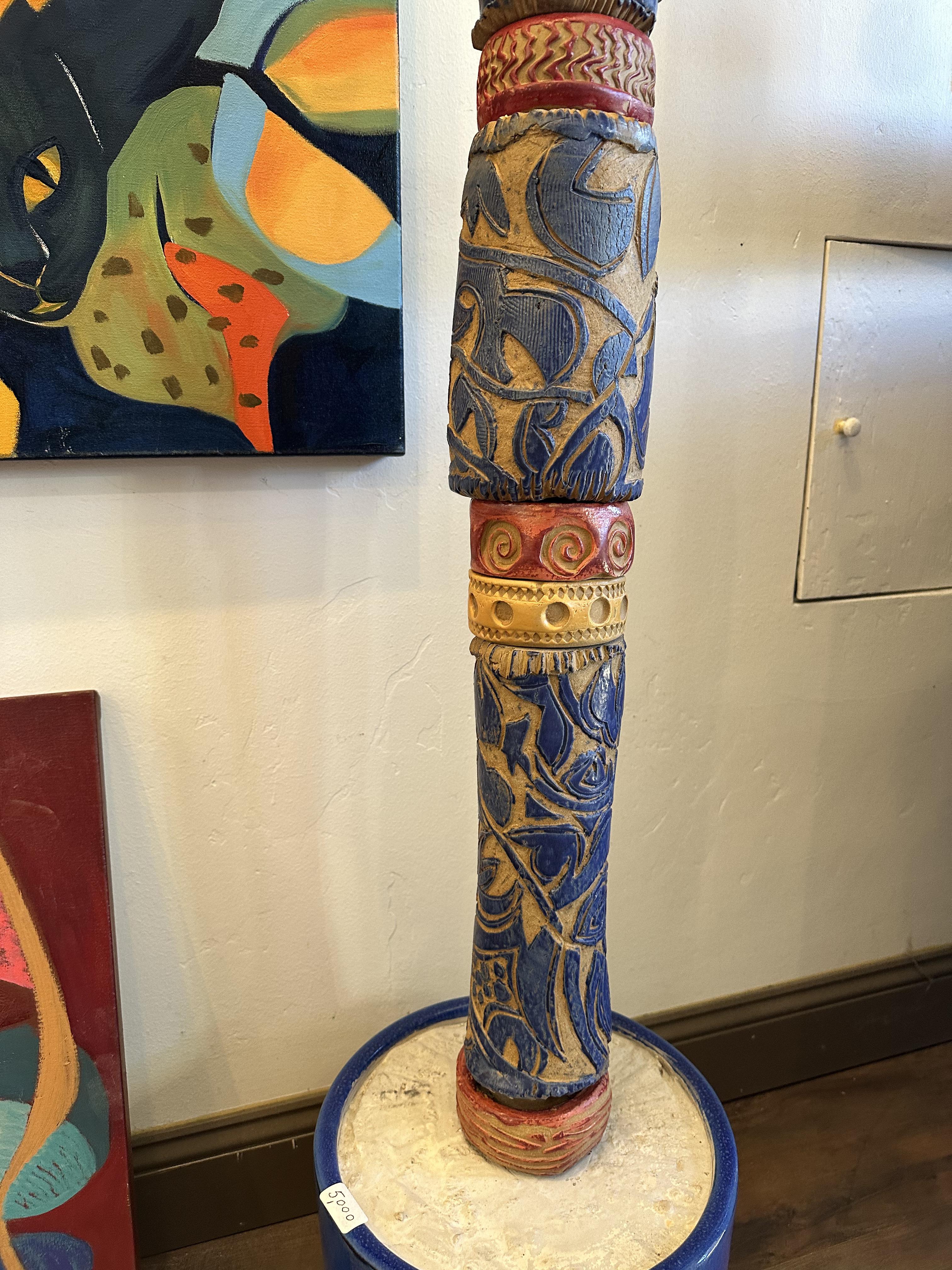 TOTEM de la pomme - Gris Figurative Sculpture par Marc Zimmerman