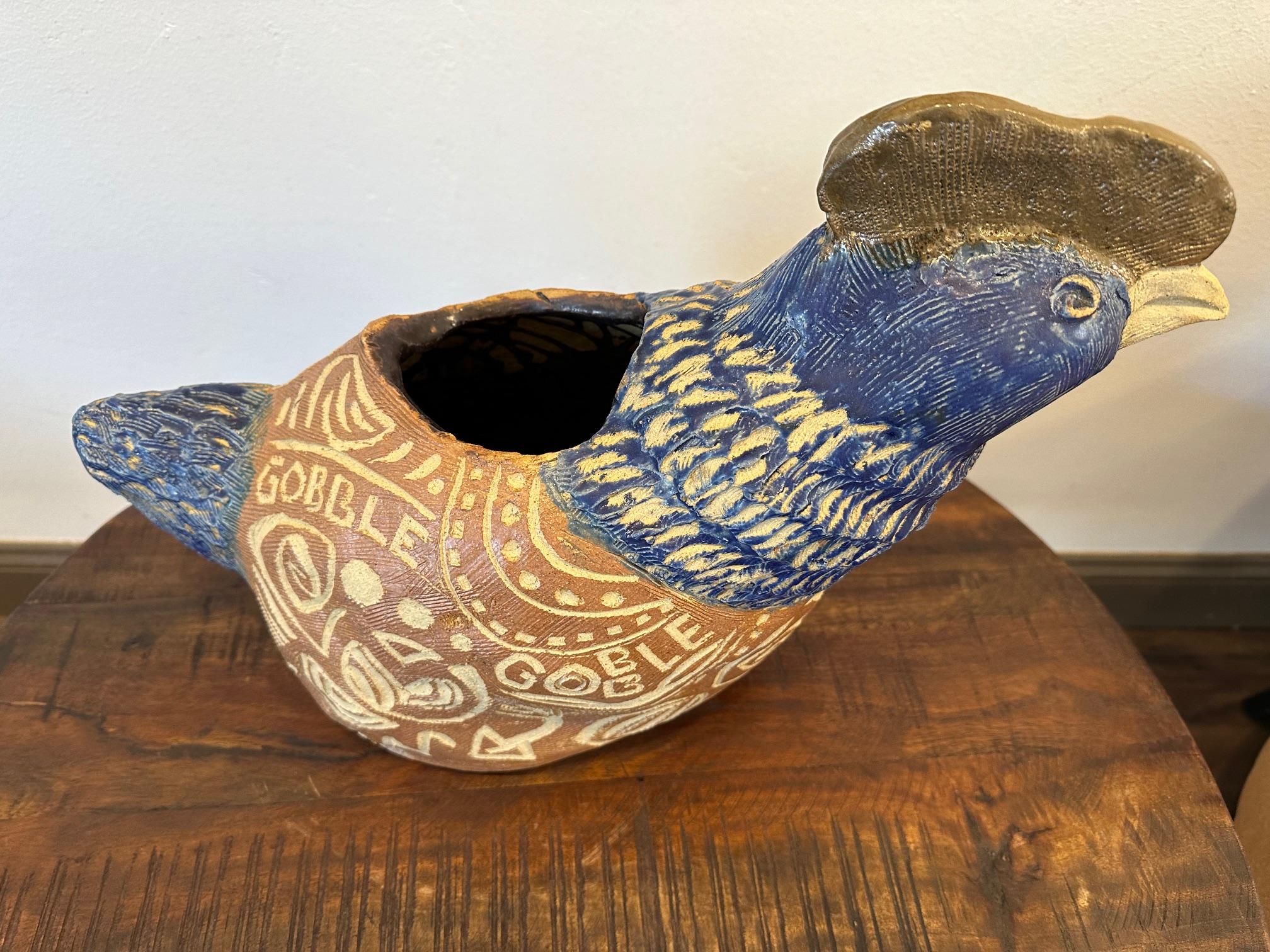 Blaue und braune Vase für Hühner - Skulptur eines keramischen Hahns - Marc Zimmerman im Angebot 4