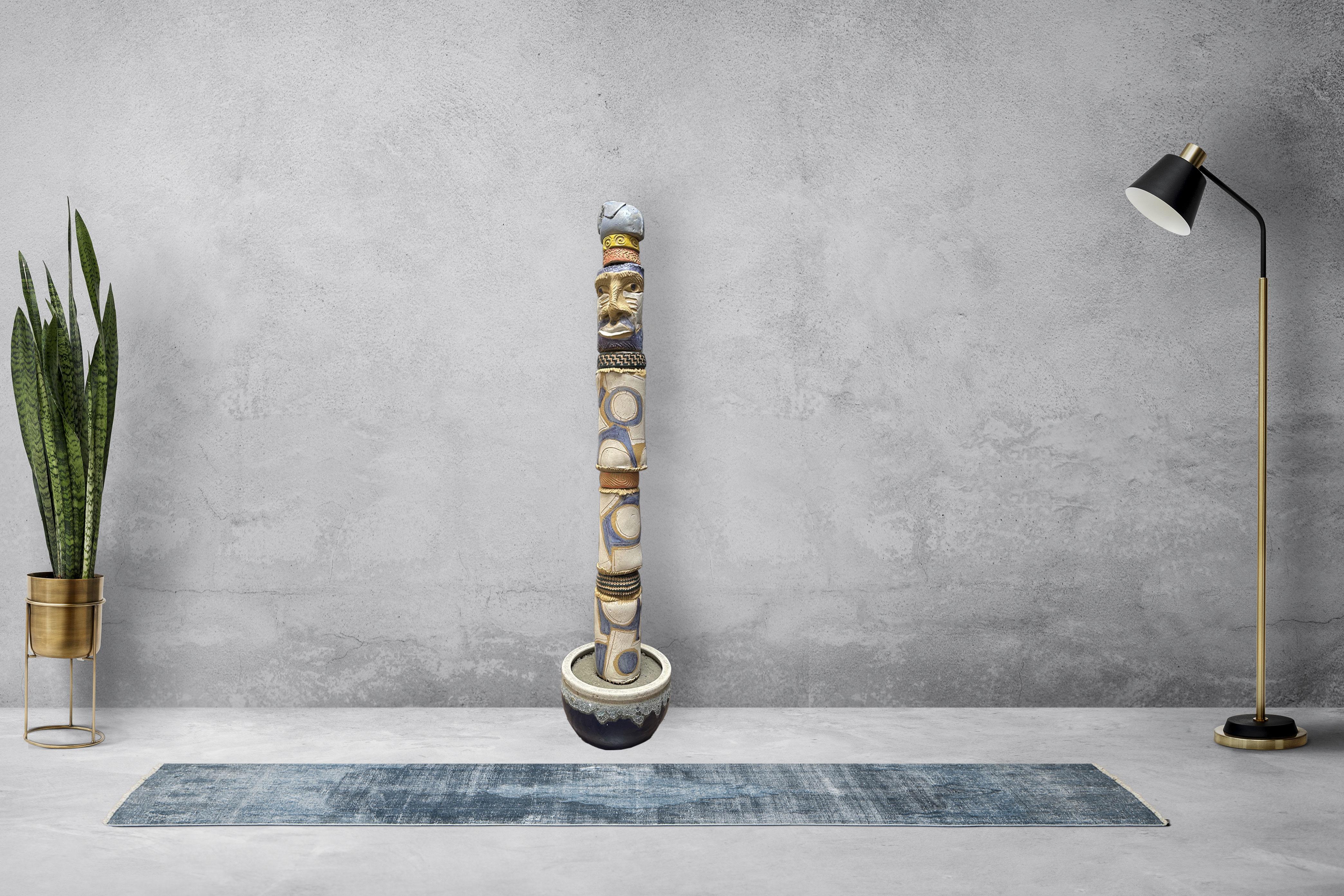Totem Cara Azul y Elefante - Escultura de Cerámica Para Jardín Exterior o Interior - Abstract Sculpture Beige de Marc Zimmerman