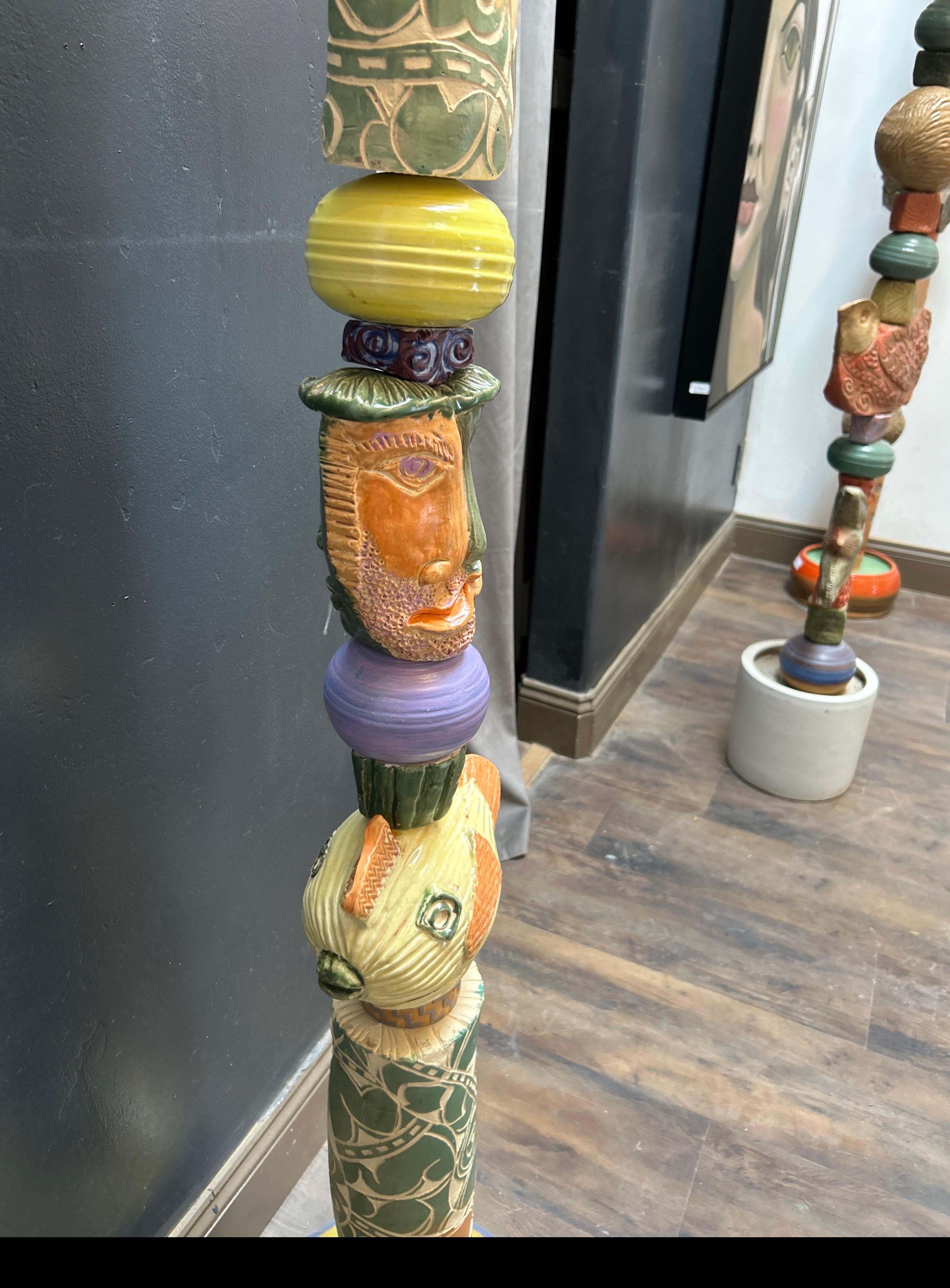Totem avec sphères jaunes en vente 4