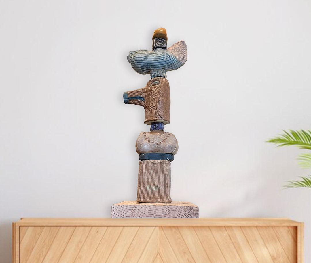 Sculpture de totems en argile : Alliance de mondes avec des symboles animaliers, humains et anciens - Contemporain Art par Marc Zimmerman