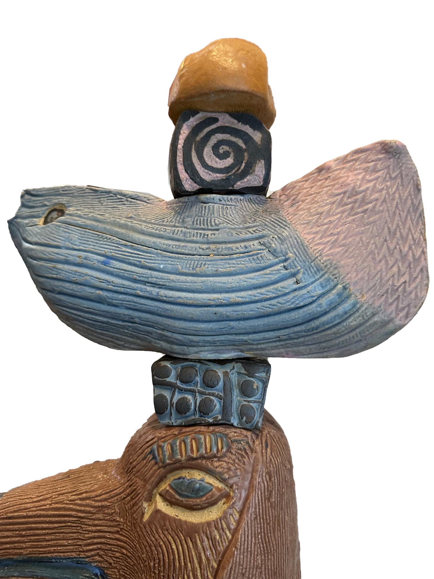 Sculpture de totems en argile : Alliance de mondes avec des symboles animaliers, humains et anciens en vente 2