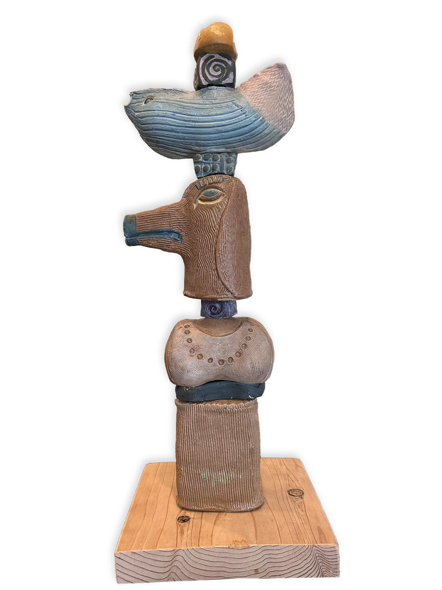 Sculpture de totems en argile : Alliance de mondes avec des symboles animaliers, humains et anciens - Art de Marc Zimmerman