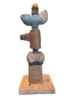 Sculpture de totems en argile : Alliance de mondes avec des symboles animaliers, humains et anciens