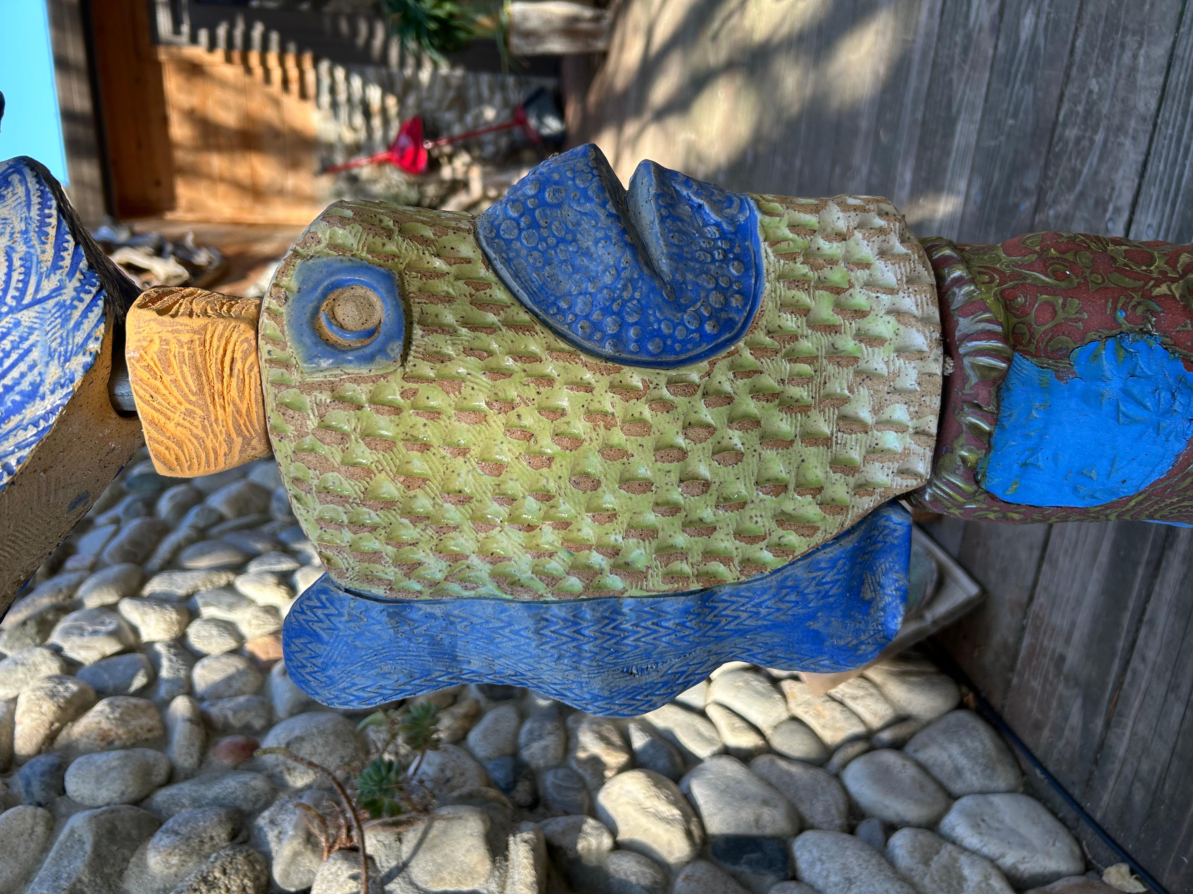 Pesce divertimento fine   Scultura totem in ceramica - Sculpture di Marc Zimmerman