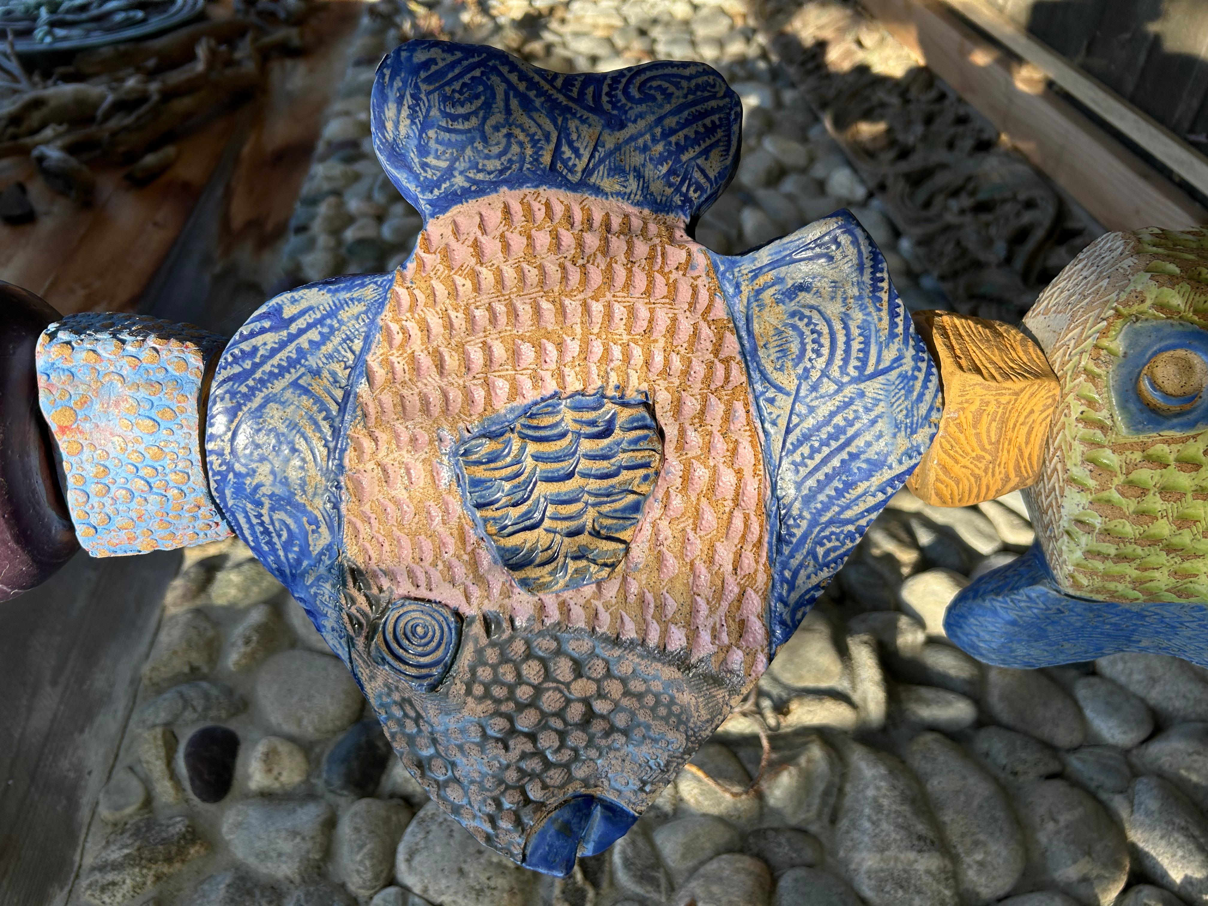 Pesce divertimento fine   Scultura totem in ceramica - Sculpture Outsider Art di Marc Zimmerman
