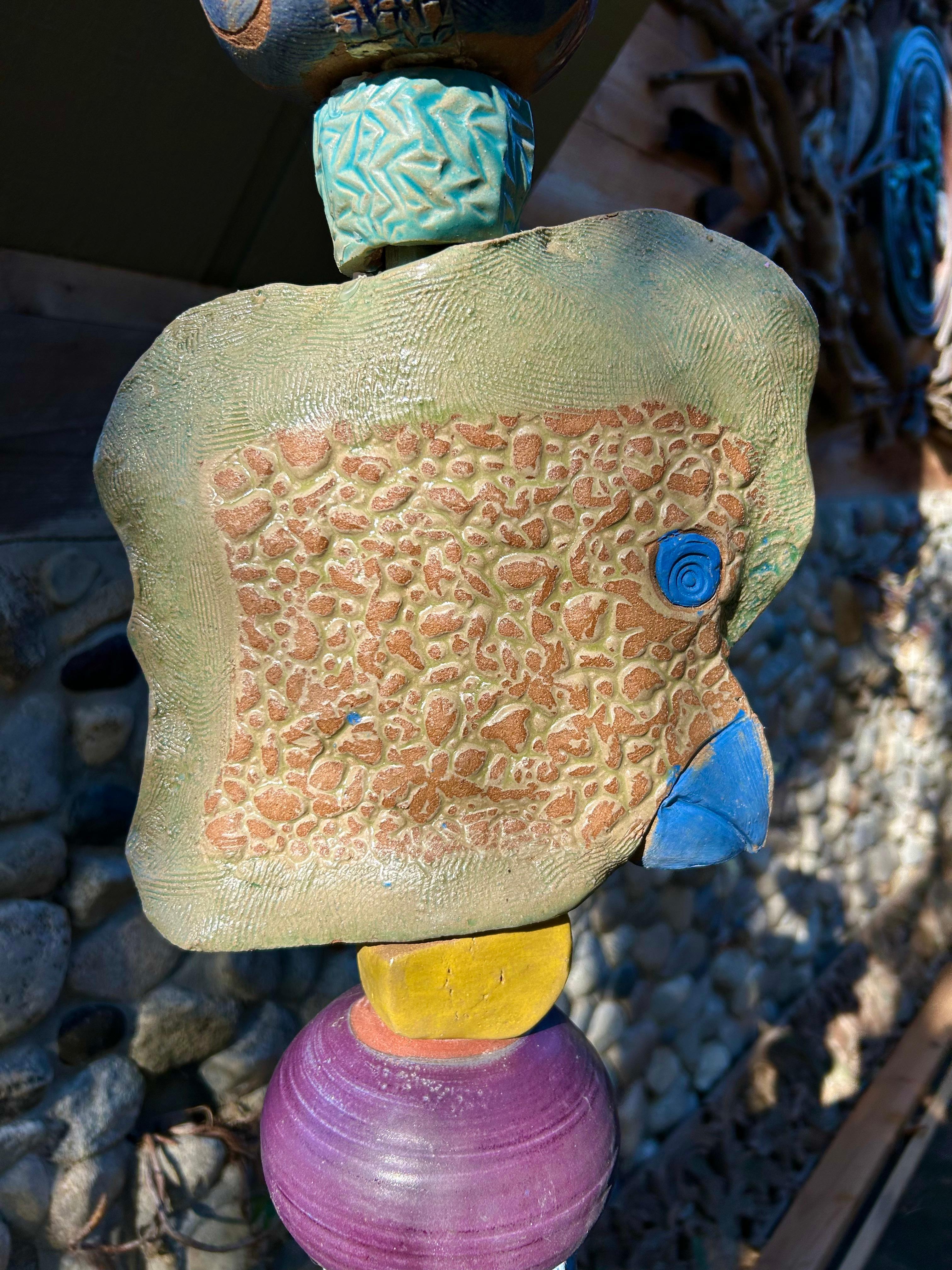 Pesce divertimento fine   Scultura totem in ceramica - Figurative Sculpture Nero di Marc Zimmerman