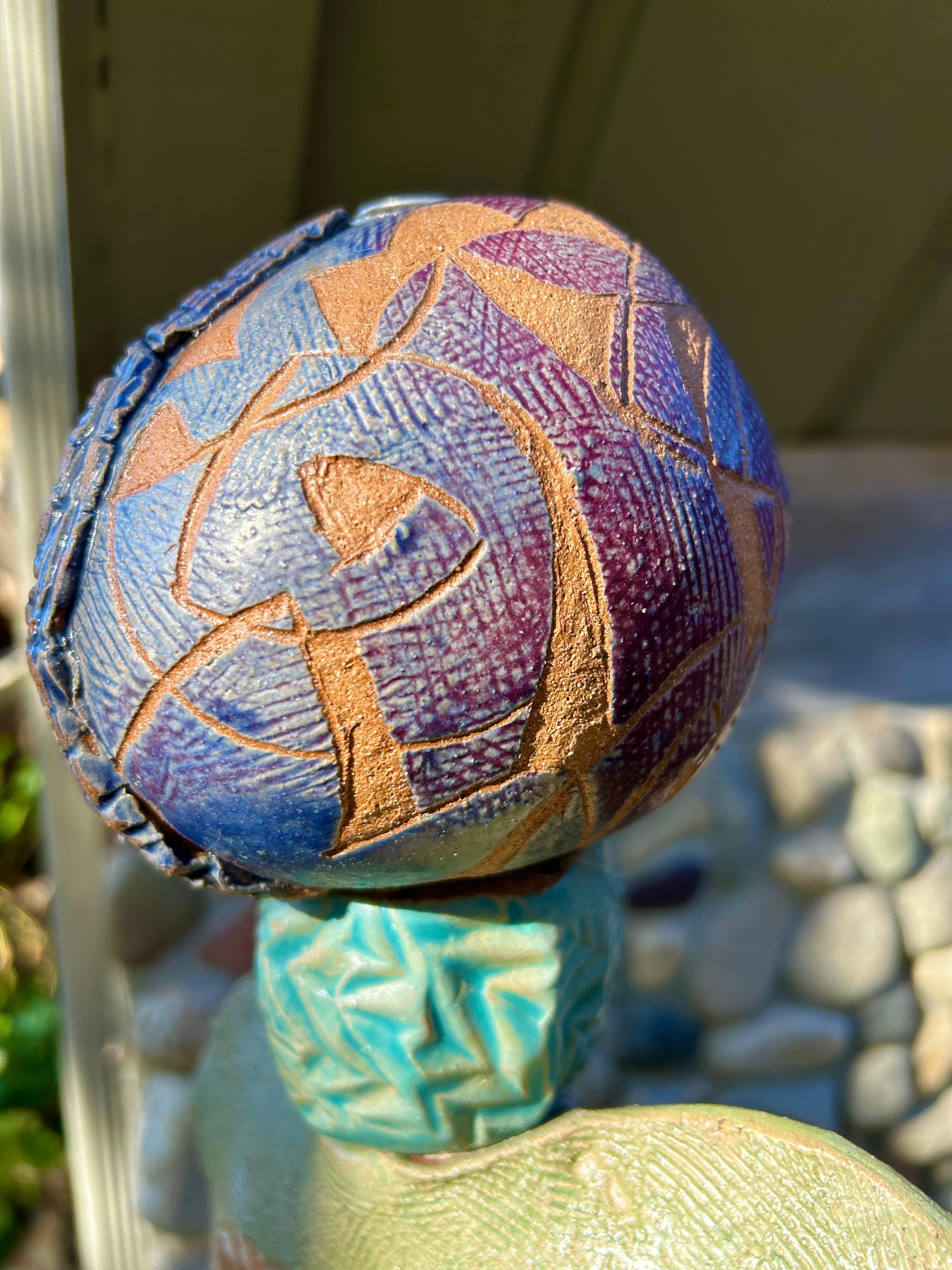 Scultura totem in ceramica con pesce inventivo in cui le forme, i colori, la struttura e i motivi sono eseguiti in modo giocoso e creano una grande scultura che porta gioia a tutti. Questo totem può essere esposto in giardino o all'interno di un