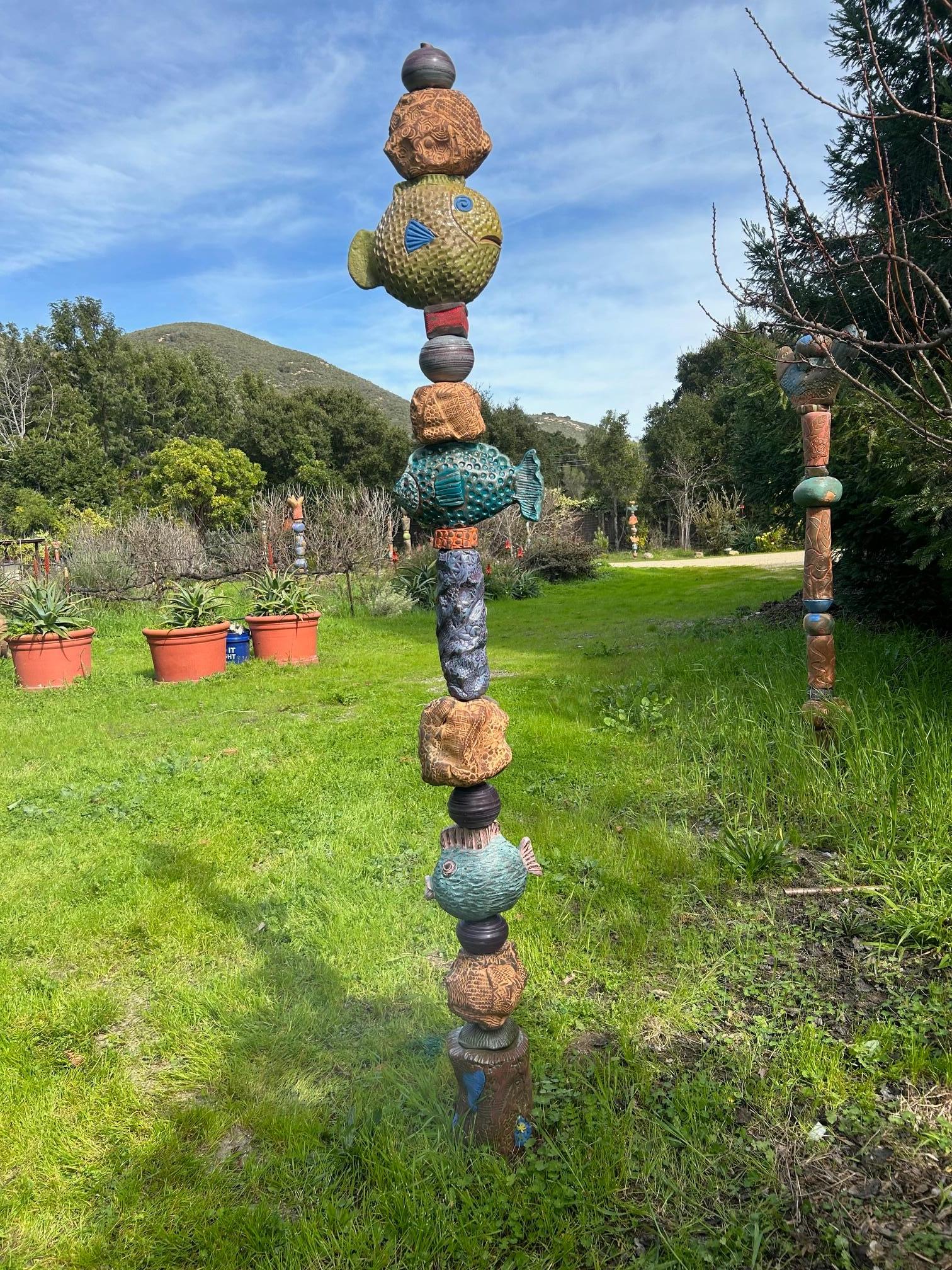 Totem in ceramica di Marc Fish - Scultura alta per giardino e interni di Marc Zimmerman in vendita 2