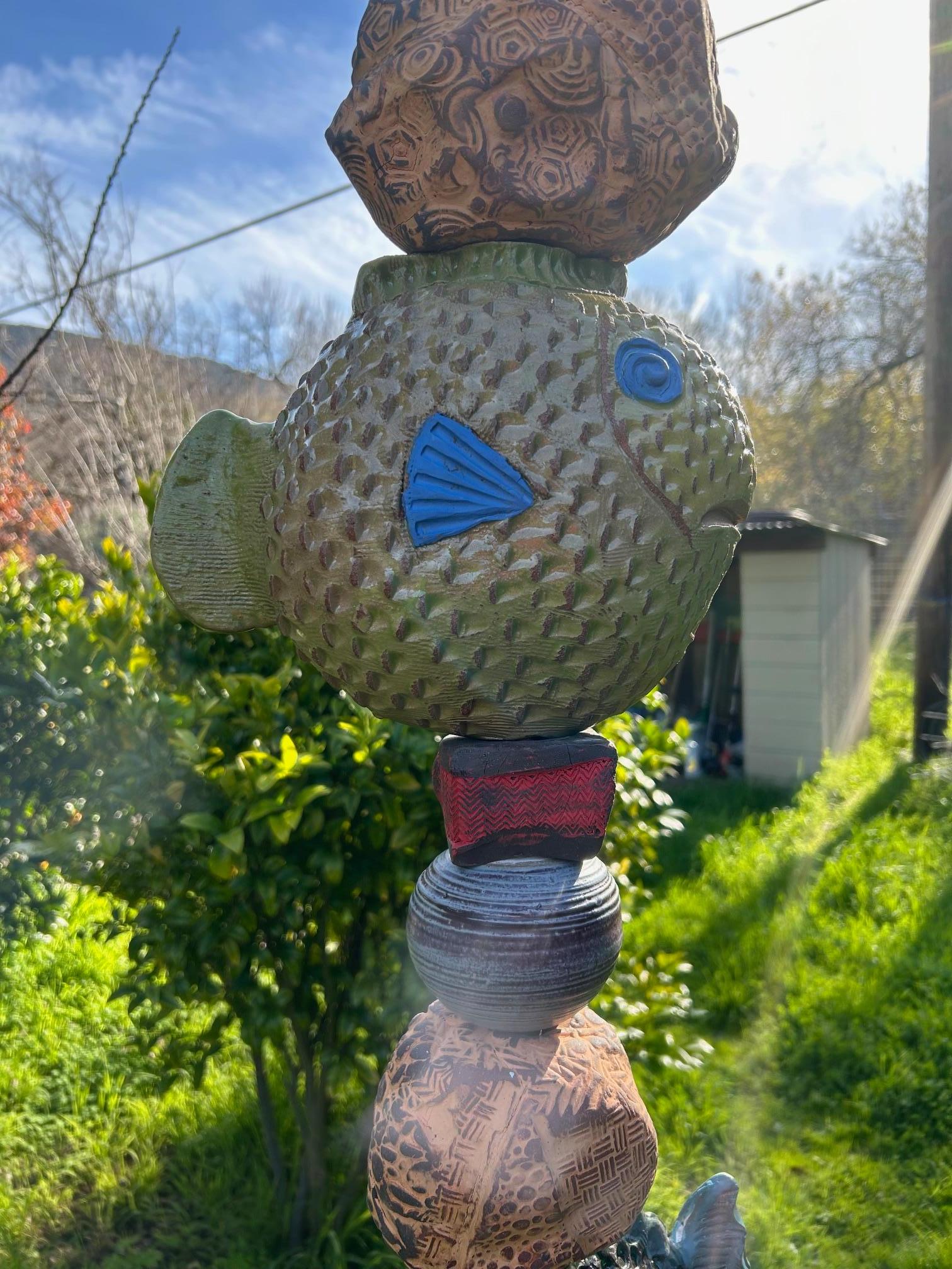 Tótem de cerámica Pez - Escultura alta para jardín e interior de Marc Zimmerman en venta 4
