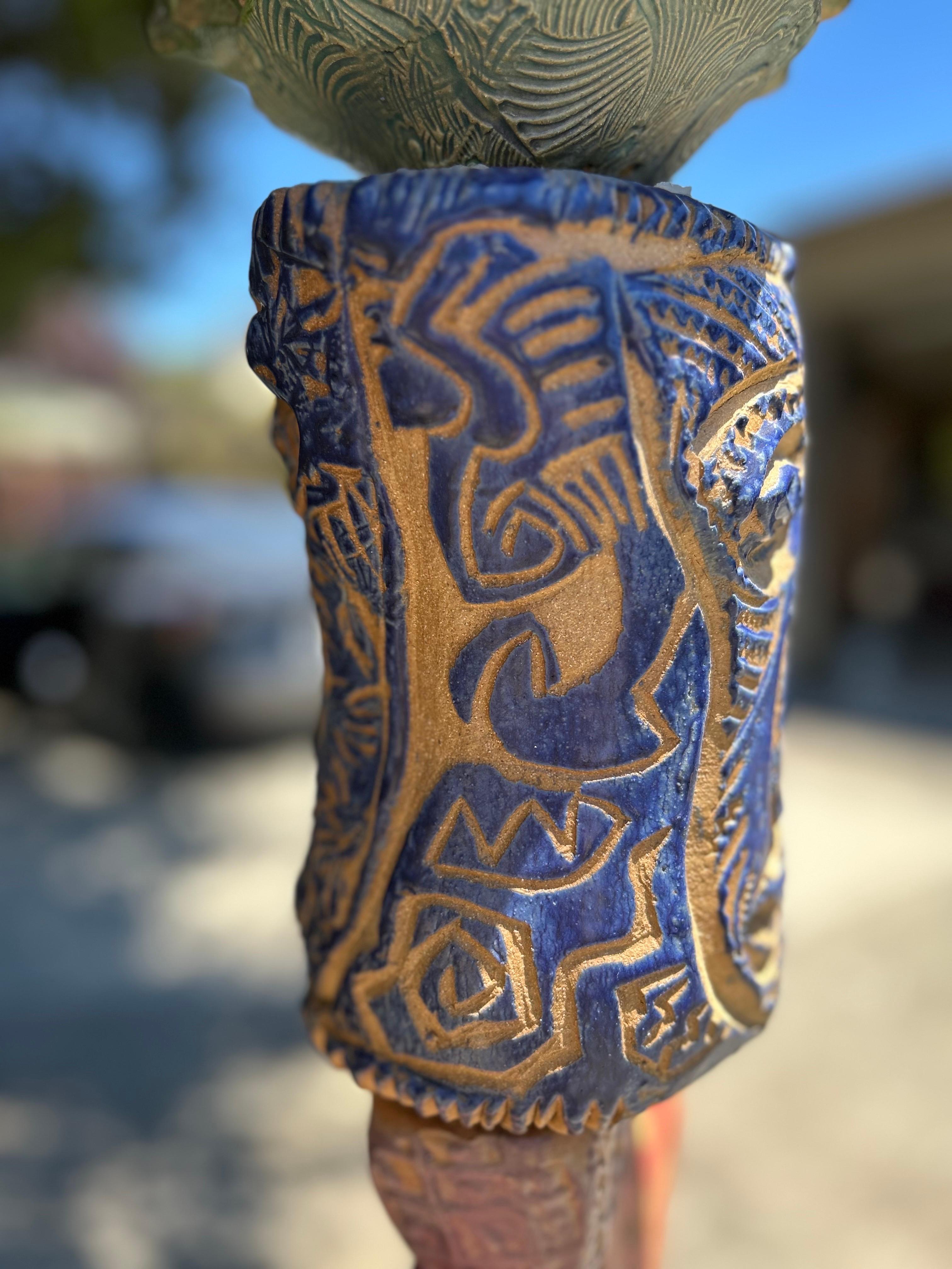 Totem superior de la rana#2 - Figurative Sculpture Negro de Marc Zimmerman