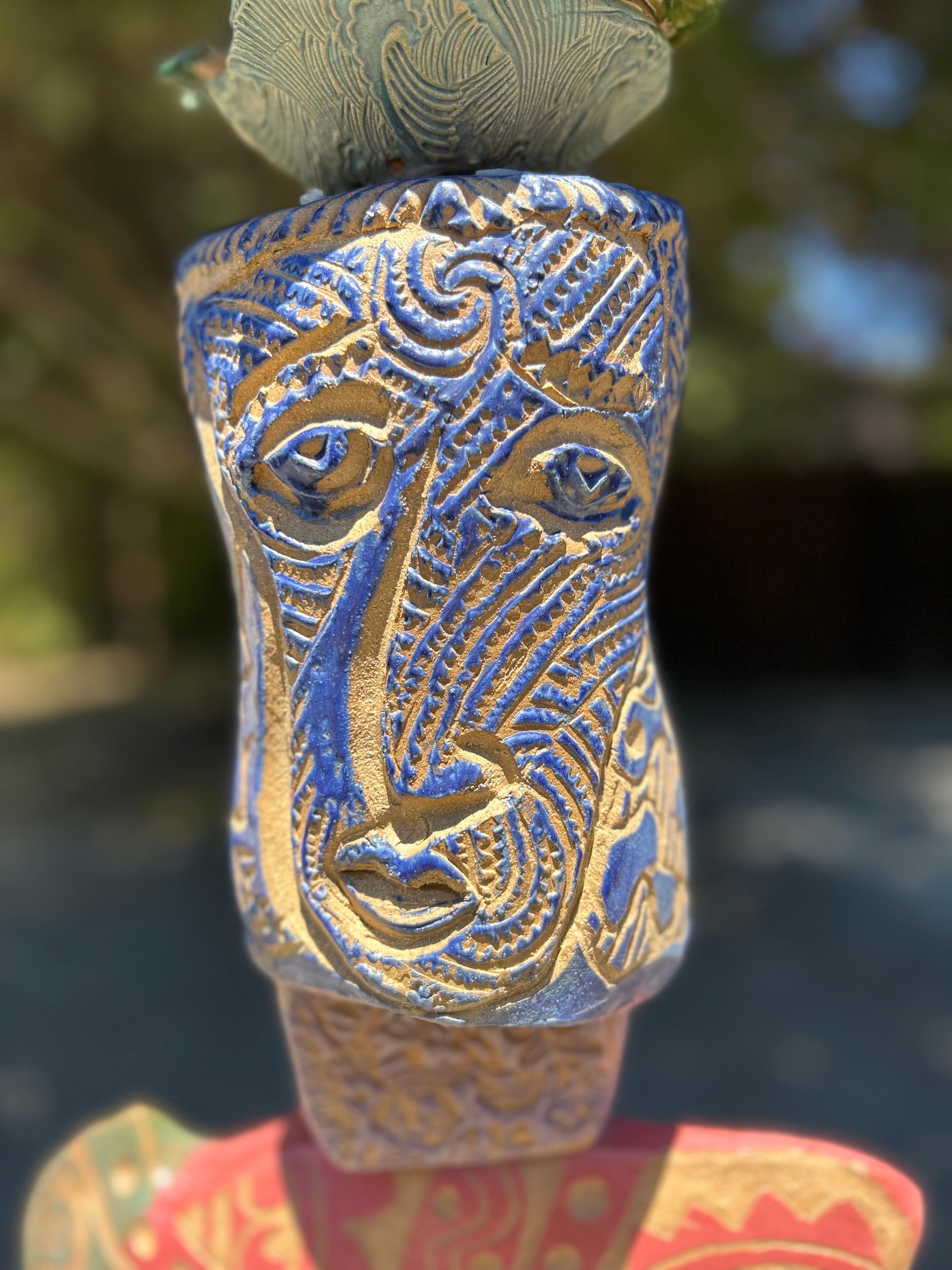Este tótem posee todas las cualidades clásicas que exhibe un tótem Zimmerman: armonía de colores, aunque excitantes, grandes formas, una naturaleza campechana y juguetona, así como elegancia y magnificencia icónica. Una escultura perfecta para el