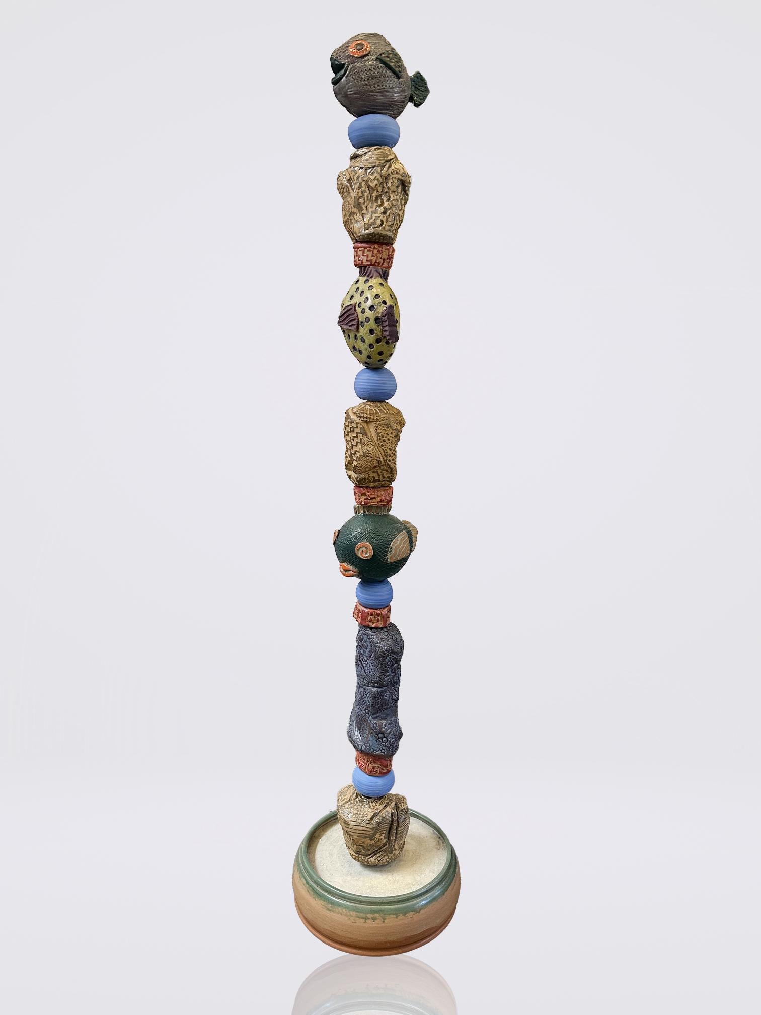 Happy Fish, Keramik-Totem-Skulptur mit Fischmotiv
