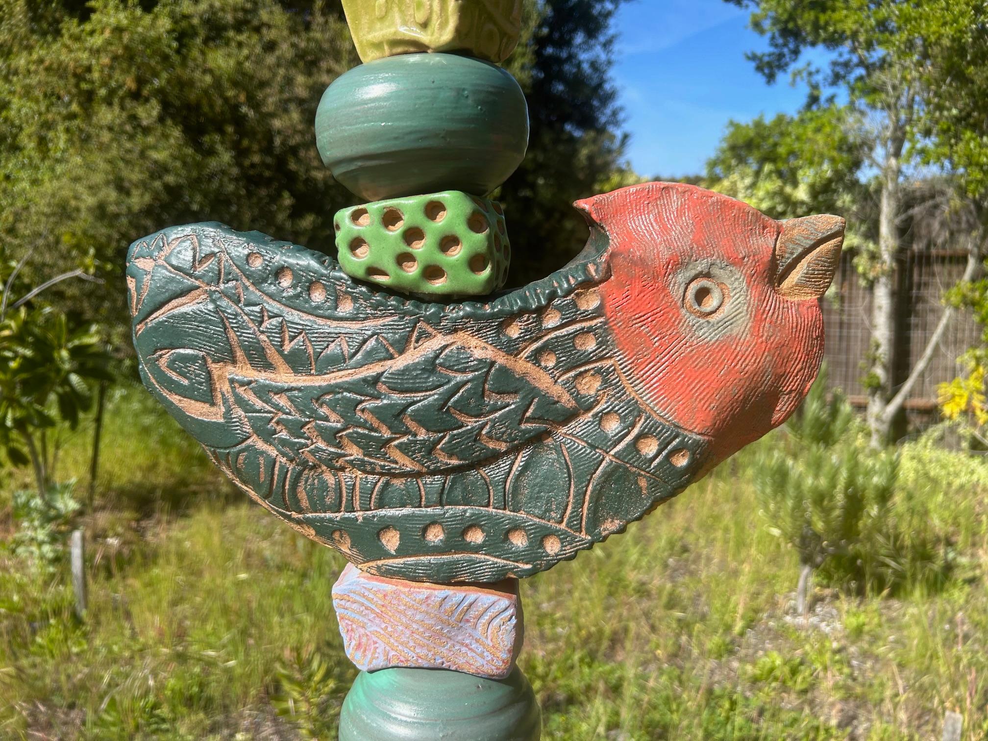 Grand totem d'oiseaux et de poules - Sculpture en céramique pour l'extérieur ou l'intérieur en vente 1