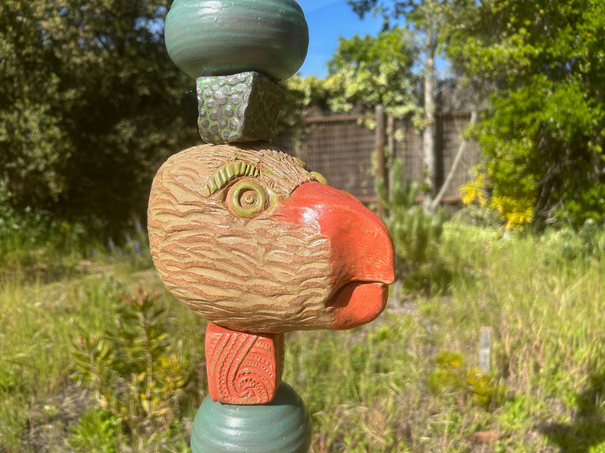 Grand totem d'oiseaux et de poules - Sculpture en céramique pour l'extérieur ou l'intérieur en vente 2