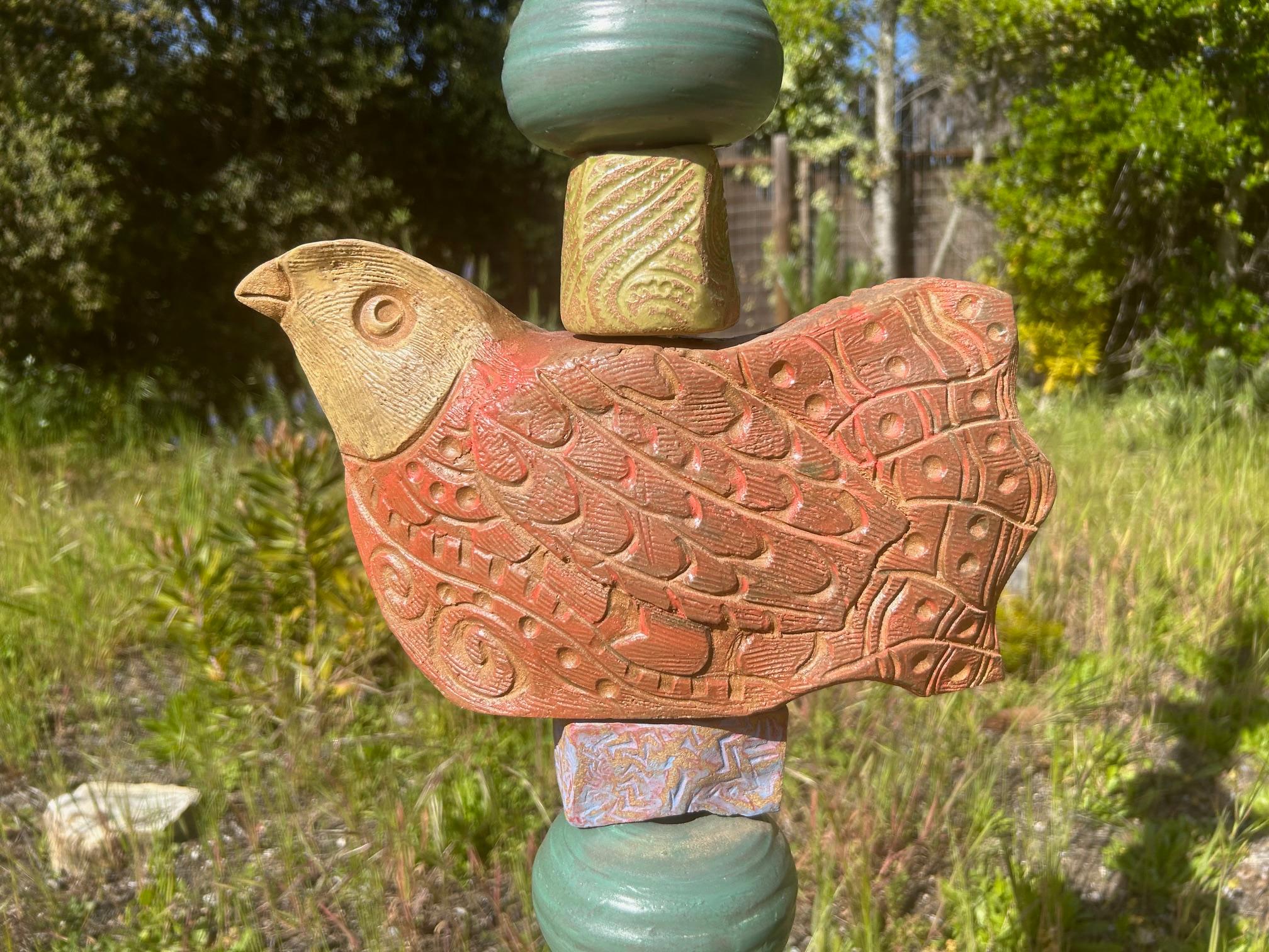 Grand totem d'oiseaux et de poules - Sculpture en céramique pour l'extérieur ou l'intérieur en vente 3
