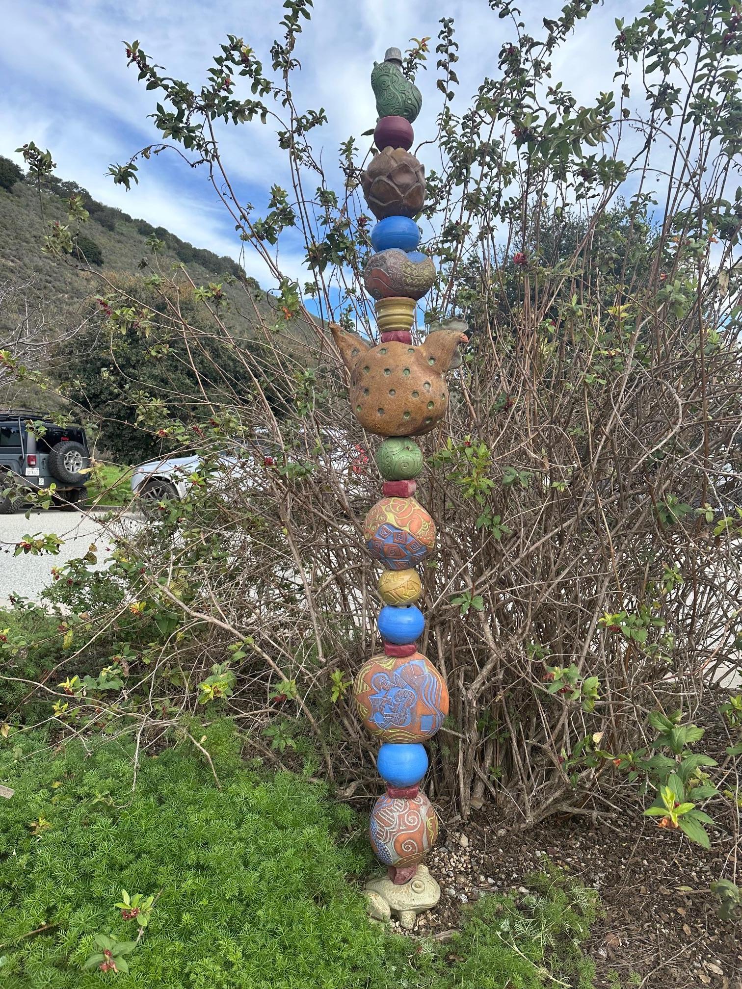 Dieses Totem von Marc Zimmerman ist derzeit auf der Earthbound Farm im kalifornischen Carmel Valley ausgestellt.

Ein ländliches Totem mit einem verspielten Huhn und landwirtschaftlichen Produkten bringt Spaß und Freude in den Garten. 

--
"Mein