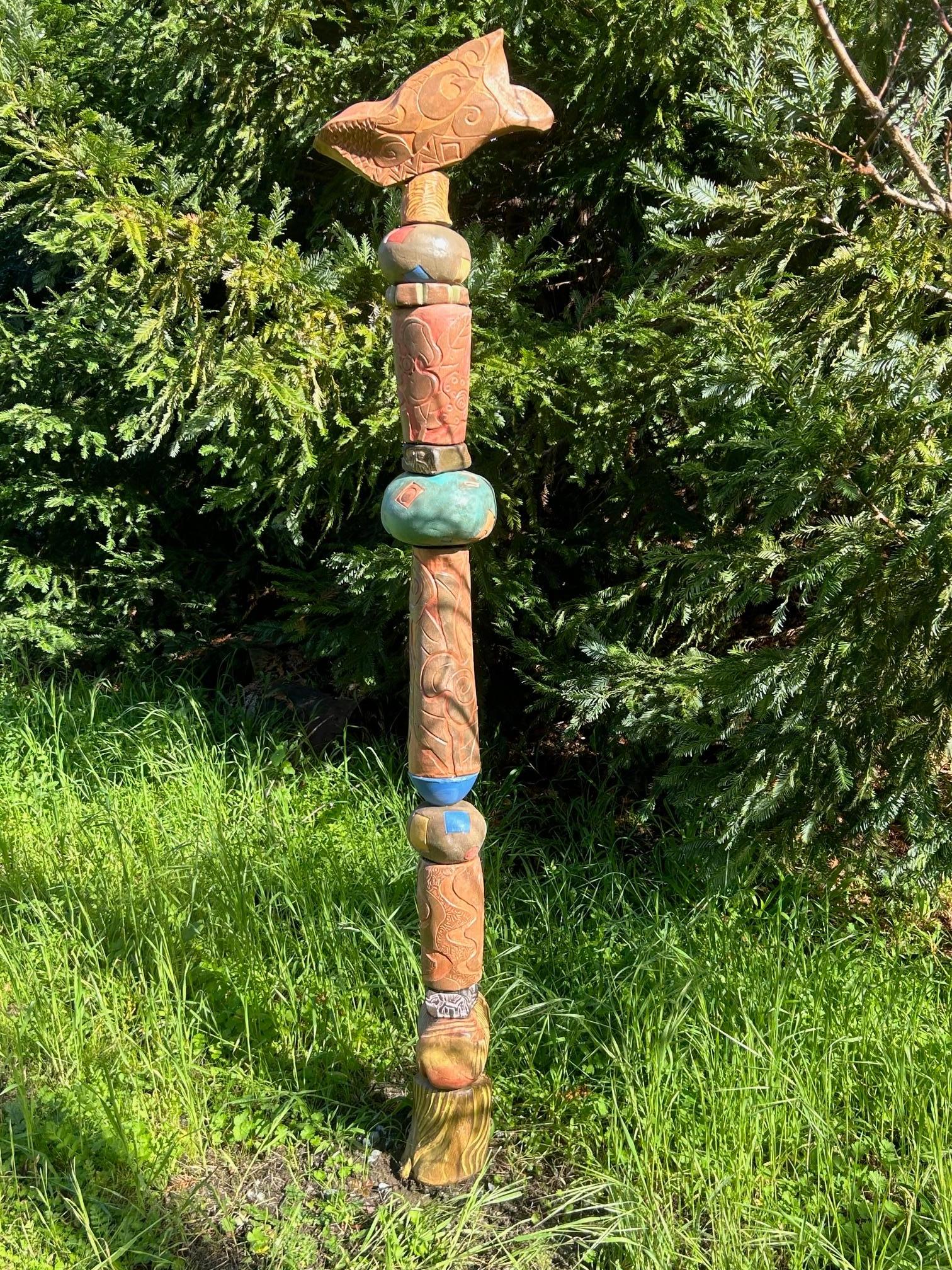 Esta obra maestra se expone en la Galería Zimmerman, Carmel CA.

Nota: La base no está incluida. Te guiaremos a través de un sencillo proceso de instalación para su colocación en exteriores o interiores.
--
"Mi fluidez natural con la arcilla