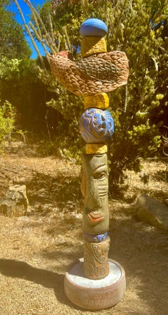 Totem lungo dal viso verde